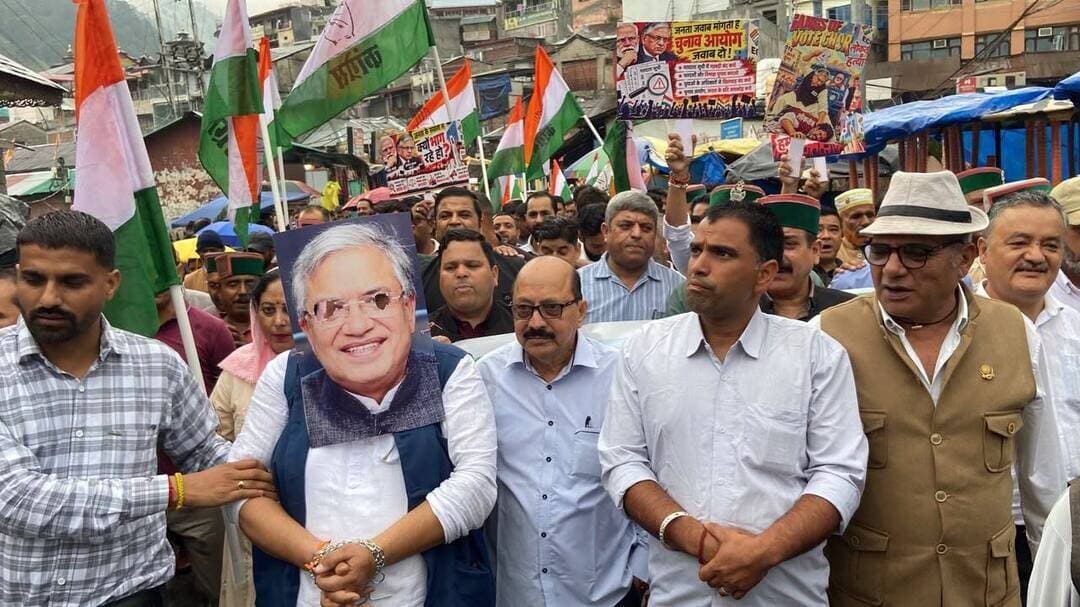 वोट चोरी के आरोपों को लेकर जिला कांग्रेस चंबा का जोरदार प्रदर्शन
मुख्य चुनाव आयुक्त ज्ञानेश कुमार की बर्खास्तगी और गिरफ्तारी की मांग, जिलाधीश के माध्यम से राष्ट्रपति को भेजा ज्ञापन
हिमाचल 84 टीवी ब्यूरो चंबा, 28 सितंबर।
कथित वोट चोरी और चुनावी प्रक्रिया में अनियमितताओं के आरोपों को लेकर जिला कांग्रेस कमेटी चंबा ने सोमवार को जिला मुख्यालय में जोरदार धरना-प्रदर्शन किया। जिला कांग्रेस अध्यक्ष एडवोकेट सुरजीत शर्मा भरमौरी के नेतृत्व में कांग्रेस कार्यकर्ताओं ने लोकतंत्र और मतदाता अधिकारों की रक्षा की मांग उठाते हुए नारेबाजी की।
प्रदर्शन के दौरान कांग्रेस कार्यकर्ताओं ने मुख्य चुनाव आयुक्त ज्ञानेश कुमार की बर्खास्तगी और गिरफ्तारी की मांग की। इस दौरान प्रधानमंत्री नरेंद्र मोदी और मुख्य चुनाव आयुक्त ज्ञानेश कुमार के पुतले भी जलाए गए। कांग्रेस नेताओं ने चुनावी प्रक्रिया में पूर्ण पारदर्शिता और निष्पक्षता सुनिश्चित करने की मांग रखी।
प्रदर्शन के उपरांत जिला कांग्रेस कमेटी की ओर से जिलाधीश चंबा के माध्यम से राष्ट्रपति द्रौपदी मुर्मू को ज्ञापन भेजा गया। ज्ञापन में कथित वोट चोरी, मतदाता सूचियों में बदलाव तथा चुनाव आयोग की कार्यप्रणाली से जुड़े आरोपों की निष्पक्ष और स्वतंत्र जांच करवाने की मांग की गई।
कांग्रेस नेताओं ने कहा कि फरवरी 2025 में मुख्य चुनाव आयुक्त के चयन के दौरान तत्कालीन चयन समिति में शामिल लोकसभा में नेता प्रतिपक्ष राहुल गांधी ने नियुक्ति प्रक्रिया पर आपत्ति दर्ज कराते हुए डिसेंट नोट दिया था। उन्होंने कहा कि चुनाव आयोग लोकतंत्र की महत्वपूर्ण संवैधानिक संस्था है और मतदाताओं का विश्वास बनाए रखना आवश्यक है।
जिला कांग्रेस ने मांग की कि लगाए जा रहे आरोपों की निष्पक्ष जांच कर तथ्यों को सार्वजनिक किया जाए तथा जांच में यदि किसी व्यक्ति के विरुद्ध संज्ञेय अपराध के पर्याप्त प्रमाण सामने आते हैं तो कानून के अनुसार कार्रवाई की जाए।
प्रदर्शन में जिला कांग्रेस पदाधिकारियों सहित ब्लॉक कांग्रेस कमेटियों, मंडलम, जोन, ग्राम पंचायत और बूथ स्तर के कार्यकर्ताओं ने भाग लिया।