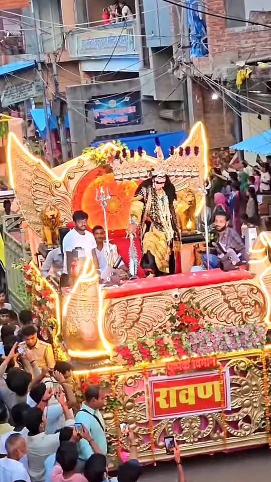 ये है पिछले साल की वीडियो जब रावण अपनी पूरी लंका लेकर चल रहा था, इस साल दशहरा आने वाला है - किस-किस को है रावण दहन का इंतज़ार? कमेंट में बताओ। #viralpost