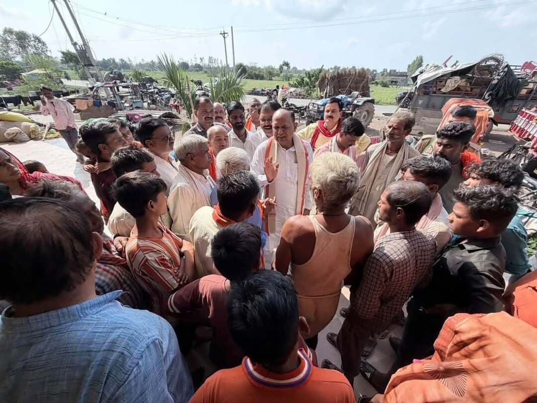 बाराबंकी में सरयू की कटान से खतरे में बाबा नारायण दास तपस्थली, विधायक शरद अवस्थी ने किया स्थलीय निरीक्षण
रामनगर विधायक शरद अवस्थी ने हेतमापुर में सरयू नदी की कटान का निरीक्षण किया, मंदिर सुरक्षा के निर्देश दिए, बाढ़ शरणालय पहुंचकर पीड़ितों से मिले।
#Barabanki #Ramnagar #SaryuRiver #BabaNarayanDas #SharadAwasthi