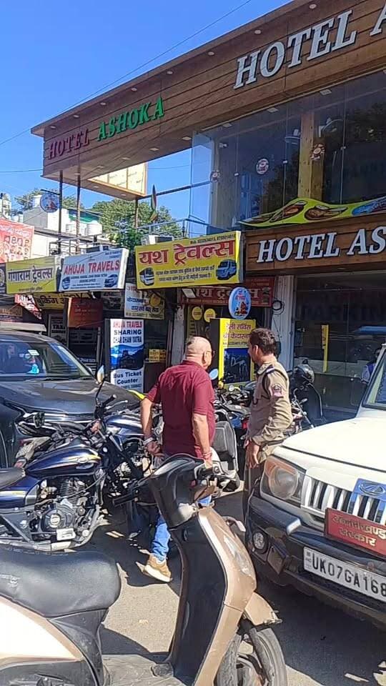 #haridwar : पूर्व मेयर अनीता शर्मा के पति ओर कांग्रेसी नेता अशोका शर्मा के होटल अशोका में #GST विभाग की टीम ने मारा छापा, जांच कर रहे अधिकारी, अशोका शर्मा लगातार उठा रहे हैं जनहित के मुद्दे : देखें वीडियो
Haridwar Stambh Vasudev