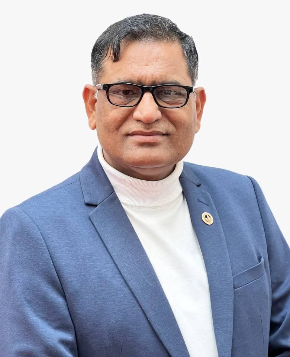*जन चेतना मंच का त्रिवार्षिक चुनाव सर्वसम्मति से संपन्न, प्रदीप कुमार आर्य फिर बने अध्यक्ष
-डॉ. मोहित पाल गुप्ता महासचिव और संत कुमार कोषाध्यक्ष चुने गए
कुरुक्षेत्र, 29 सितंबर (सोनिका वधवा)। जन चेतना मंच कुरुक्षेत्र का त्रिवार्षिक चुनाव मंगलवार को मंच के कार्यालय में सर्वसम्मति से संपन्न हुआ। चुनाव प्रक्रिया मंच के अध्यक्ष प्रदीप कुमार आर्य के मार्गदर्शन में आयोजित की गई। बैठक में पिछले तीन वर्षों के दौरान मंच द्वारा किए गए सामाजिक एवं जनहित के कार्यों की समीक्षा भी की गई।
इस अवसर पर महासचिव संत कुमार ने मंच की पिछले तीन वर्षों की गतिविधियों और आयोजित कार्यक्रमों की विस्तृत रिपोर्ट सदस्यों के समक्ष प्रस्तुत की, जिसे सभी सदस्यों ने सर्वसम्मति से पारित किया।
बैठक में आगामी तीन वर्षों के लिए नई कार्यकारिणी का गठन किया गया। सदस्यों ने सर्वसम्मति से प्रदीप कुमार आर्य को पुनः अध्यक्ष चुना। इसके साथ ही विजयंत कुमार बिंदल को उपाध्यक्ष, डॉ. मोहित पाल गुप्ता को महासचिव, संत कुमार को कोषाध्यक्ष तथा विनय कुमार आर्य को सह सचिव की जिम्मेदारी सौंपी गई।
कार्यकारिणी सदस्यों में मनीषा रानी, सत्या रानी, धर्मवीर सिंह राठौड़, दीपक खन्ना और मुकेश मित्तल सहित अन्य सदस्यों को शामिल किया गया है।
संत कुमार ने बताया कि जन चेतना मंच लंबे समय से सामाजिक और राष्ट्रहित से जुड़े कार्यों में सक्रिय भूमिका निभा रहा है। मंच की ओर से शहीदों की स्मृति में विभिन्न कार्यक्रम आयोजित किए जाते हैं। इसके अलावा जरूरतमंद स्कूली बच्चों को किताबें, वर्दी एवं अन्य आवश्यक शैक्षणिक सामग्री उपलब्ध करवाई जाती है।
उन्होंने बताया कि मंच से जुड़ी मीना जी जरूरतमंद बच्चों को निशुल्क शिक्षा भी प्रदान कर रही हैं। जनहित के विभिन्न कार्यों में मंच समय-समय पर प्रशासन का भी सहयोग करता है।
नवनिर्वाचित पदाधिकारियों ने मंच की सामाजिक गतिविधियों को और विस्तार देने तथा जरूरतमंद लोगों की सहायता के लिए मिलकर कार्य करने का संकल्प लिया।