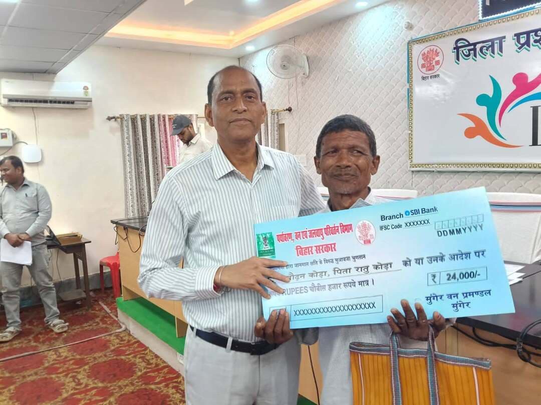 वन्य प्राणियों से फसल एवं जान-माल की क्षति पर लाभुकों को मिली क्षतिपूर्ति
लखीसराय। वर्ष 2026 में वन्य प्राणियों के कारण फसल एवं जान-माल को हुई क्षति के मद्देनजर वन विभाग द्वारा प्रभावित लाभुकों को नियमानुसार क्षतिपूर्ति राशि उपलब्ध कराई गई है। आर्थिक नुकसान से प्रभावित परिवारों को राहत पहुंचाने के उद्देश्य से निर्धारित प्रावधानों के तहत राशि का भुगतान किया गया।
जिला प्रशासन के अनुसार, दुग्धम गांव निवासी बोड़न कोड़ा को मवेशी/बैल की क्षति के एवज में 24 हजार रुपये की क्षतिपूर्ति राशि दी गई है। वहीं हलसी प्रखंड के धीरा गांव निवासी बजरंगी महतो को फसल क्षति के एवज में 47,800 रुपये की राशि उपलब्ध कराई गई।
इसी प्रकार शिवसोना गांव निवासी अशोक कुमार को 63 हजार रुपये तथा नागेश्वर यादव को 1.25 लाख 500 रुपये की क्षतिपूर्ति राशि प्रदान की गई है।
वन विभाग ने आमजनों से अपील की है कि वन्य प्राणियों के कारण किसी भी प्रकार की क्षति होने पर तत्काल संबंधित वन विभाग के पदाधिकारियों को इसकी सूचना दें। सूचना मिलने के बाद स्थल निरीक्षण एवं आवश्यक प्रक्रिया पूरी कर नियमानुसार क्षतिपूर्ति का लाभ उपलब्ध कराया जाएगा।
विभाग द्वारा वन्य प्राणियों एवं आमजन के बीच सुरक्षित सह-अस्तित्व बनाए रखने के साथ प्रभावित लोगों को नियमानुसार सहायता उपलब्ध कराने की दिशा में आवश्यक कार्रवाई की जा रही है।
