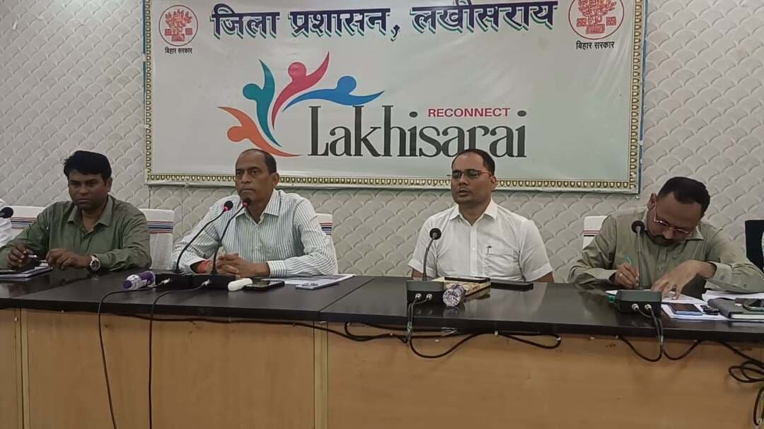 योजनाओं की प्रगति की समीक्षा, लंबित मामलों के त्वरित निष्पादन का निर्देश
लखीसराय। जिला पदाधिकारी शैलेंद्र कुमार की अध्यक्षता में सोमवार को समाहरणालय स्थित मंत्रणा कक्ष में जिला स्तरीय समन्वय समिति की समीक्षा बैठक आयोजित की गई। बैठक में विभिन्न विभागों के माध्यम से संचालित योजनाओं एवं विकास कार्यों की प्रगति की समीक्षा करते हुए लंबित मामलों के त्वरित निष्पादन का निर्देश संबंधित पदाधिकारियों को दिया गया।बैठक के दौरान जिला समन्वय समिति से संबंधित बिंदुओं के साथ स्वास्थ्य एवं पोषण, भूमि उपलब्धता, समेकित बाल विकास योजना, आधारभूत संरचना एवं उपयोगिताओं तथा विभिन्न प्रमुख योजनाओं की प्रगति की समीक्षा की गई। डीएम ने अधिकारियों को योजनाओं के क्रियान्वयन में तेजी लाने और निर्धारित लक्ष्यों को तय समय सीमा के भीतर पूरा करने का निर्देश दिया।
जिला कोषागार से संबंधित पीएफएमएस, सीएफएमएस, डीसी बिल एवं एसी बिल के लंबित मामलों की भी समीक्षा की गई। डीएम ने लंबित बिलों एवं प्रतिवेदनों का नियमानुसार शीघ्र निष्पादन सुनिश्चित करने को कहा। उन्होंने अधिकारियों को अनावश्यक विलंब से बचने का निर्देश दिया।जन शिकायतों की समीक्षा के क्रम में लंबित आवेदनों, आम लोगों की समस्याओं के निष्पादन, शिविरों के आयोजन एवं सहयोग शिविर से संबंधित कार्यों की जानकारी ली गई। डीएम ने कहा कि जन शिकायतों का संवेदनशीलता एवं प्राथमिकता के आधार पर निष्पादन किया जाए और संबंधित आवेदकों को समय पर राहत उपलब्ध कराई जाए।शिक्षा विभाग की समीक्षा में विद्यालयों में छात्र-छात्राओं की उपस्थिति, मध्याह्न भोजन योजना, विद्यालय भवन एवं अन्य आधारभूत सुविधाओं की स्थिति पर चर्चा की गई। विद्यालय भवन निर्माण से संबंधित कार्यों को गुणवत्तापूर्ण तरीके से निर्धारित समय सीमा में पूरा कराने का निर्देश दिया गया।डीएम ने सभी विभागों के अधिकारियों को आपसी समन्वय के साथ कार्य करने तथा लंबित मामलों का जल्द से जल्द निष्पादन सुनिश्चित करने को कहा। उन्होंने योजनाओं की नियमित निगरानी पर जोर देते हुए कहा कि जनहित से जुड़े कार्यों में किसी भी स्तर पर अनावश्यक विलंब नहीं होना चाहिए।
बैठक में अपर समाहर्ता नीरज कुमार, विकास शाखा प्रभारी दिवाकर कुमार, अनुमंडल पदाधिकारी प्रभाकर कुमार, भूमि सुधार उपसमाहर्ता राहुल कुमार, नजारत उप समाहर्ता प्राची कुमारी, जिला जनसंपर्क पदाधिकारी रवि कुमार, जिला परिवहन पदाधिकारी मुकुल पंकज मनी सहित अन्य संबंधित पदाधिकारी मौजूद थे।