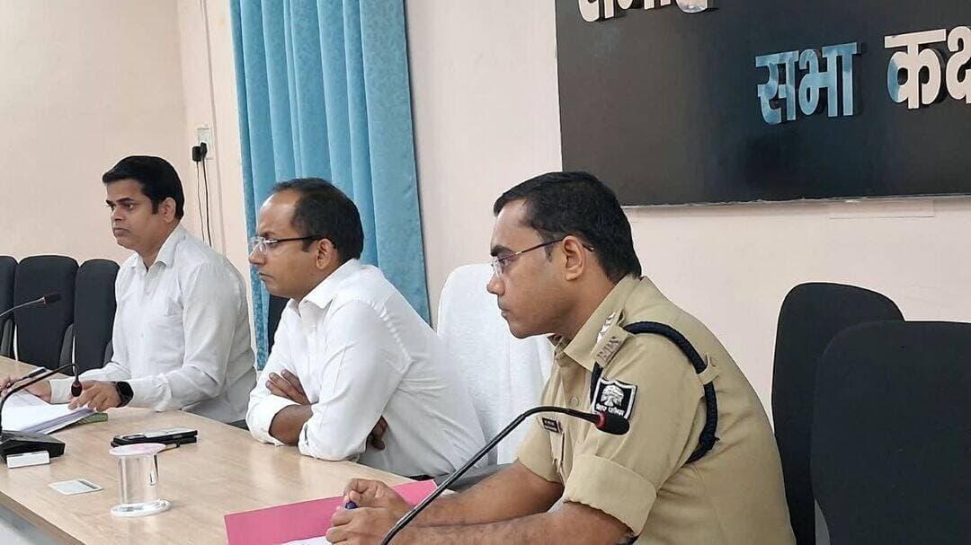 लंबित वादों के शीघ्र निष्पादन को लेकर जिला पदाधिकारी ने की अभियोजन संबंधी समीक्षा बैठक*
नवादा जिला पदाधिकारी रवि प्रकाश की अध्यक्षता में आज दिनांक 28 सितम्बर 2026 को समाहरणालय सभाकक्ष में अभियोजन संबंधी महत्वपूर्ण समीक्षा बैठक आयोजित की गई। बैठक का उद्देश्य न्यायालय में लंबित वादों के शीघ्र निष्पादन तथा अभियोजन की प्रभावशीलता को सुदृढ़ करना था।
बैठक में अनुसूचित जाति/जनजाति अधिनियम, पॉक्सो अधिनियम, उत्पाद, श्रम, सामान्य वाद सहित विभिन्न श्रेणियों के लंबित एवं निष्पादित कांडों की विस्तृत समीक्षा की गई। इस दौरान लंबित वादों की संख्या, निष्पादन की प्रगति तथा मामलों के निष्पादन में आ रही कठिनाइयों पर चर्चा की गई।
जिला पदाधिकारी ने सभी लोक अभियोजकों को लंबित मामलों का प्राथमिकता के आधार पर शीघ्र निष्पादन सुनिश्चित करने का निर्देश दिया। कम प्रगति वाले मामलों की समीक्षा करते हुए संबंधित लोक अभियोजकों से कारण-पृच्छा की गई तथा लंबित मामलों के त्वरित निष्पादन का निर्देश दिया गया। उन्होंने कहा कि अभियोजन की निष्पादन दर में सुधार के लिए सुनियोजित एवं प्रभावी रणनीति के साथ कार्य किया जाए। साथ ही प्रत्येक माह अभियोजन की प्रगति की समीक्षा करने एवं प्रगति प्रतिवेदन अनिवार्य रूप से प्रस्तुत करने का निर्देश दिया।
उन्होंने अभियोजकों को लंबित वादों की गहन समीक्षा करते हुए प्रक्रिया में आ रही बाधाओं की पहचान कर उनका शीघ्र समाधान सुनिश्चित करने को कहा। जिला पदाधिकारी ने सभी संबंधित अधिकारियों एवं अभियोजकों को कर्तव्यनिष्ठा, पारदर्शिता एवं समन्वय के साथ कार्य करने का निर्देश दिया।
जिला पदाधिकारी ने अभियोजन की सफलता के लिए पुलिस एवं अभियोजकों के बीच बेहतर समन्वय को अत्यंत आवश्यक बताया। उन्होंने सभी थाना प्रभारियों को न्यायालय से संबंधित आवश्यक साक्ष्यों को ससमय उपलब्ध कराने का निर्देश दिया। उन्होंने धारा 409 से संबंधित मामलों में गवाहों की अनुपस्थिति के कारण आरोपियों के रिहा होने पर चिंता व्यक्त करते हुए गवाहों की समय पर उपस्थिति सुनिश्चित करने का निर्देश दिया।
पॉक्सो अधिनियम से संबंधित मामलों की समीक्षा के क्रम में कुल 454 कांड लंबित पाए गए। जिला पदाधिकारी ने विशेष लोक अभियोजक (पॉक्सो) को लंबित कांडों का शीघ्र निष्पादन सुनिश्चित करने का निर्देश दिया।
बैठक में प्रभारी पदाधिकारी, जिला विधि शाखा, नवादा, डीएसपी मुख्यालय, जिला अभियोजन पदाधिकारी, सहायक प्रशासी पदाधिकारी, अपर लोक अभियोजक, विशेष लोक अभियोजक (पॉक्सो, एनडीपीएस एवं एससी/एसटी) सहित जिले के सभी लोक अभियोजक उपस्थित थे।
