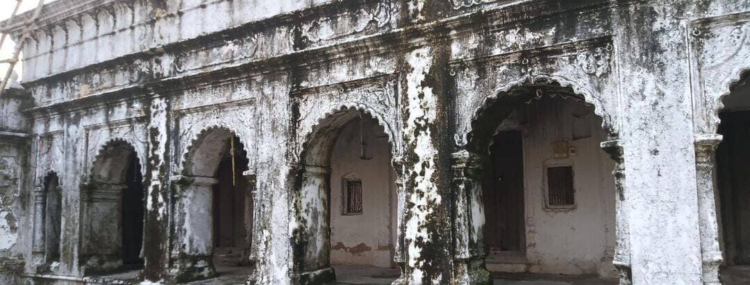 उदासीन संगत अमावाँ में गुरु महापर्व को लेकर विशेष सुरक्षा व्यवस्था की मांग
रजौली प्रखंड क्षेत्र के श्री उदासीन संगत अमावाँ में दिनांक 05 अक्टूबर 2026 से 08 अक्टूबर 2026 तक प्रस्तावित गुरुमहा पर्व के शांतिपूर्ण एवं सुरक्षित आयोजन को लेकर न्यासधारी महंत डॉ. स्वामी दयानंद मुनि द्वारा अनुमंडल पदाधिकारी, रजौली को आवेदन देकर विशेष सुरक्षा व्यवस्था की मांग की गई है।
आवेदन में बताया गया है कि संगत एवं संबंधित संपत्ति को लेकर पूर्व से विवाद की स्थिति रही है तथा इस संबंध में कांड संख्या 261/2026 भी दर्ज है। पूर्व घटनाक्रम को देखते हुए धार्मिक आयोजन के दौरान किसी प्रकार की अप्रिय स्थिति उत्पन्न न हो, इसके लिए प्रशासन से समय रहते आवश्यक सुरक्षा एवं विधि-व्यवस्था संबंधी कदम उठाने का अनुरोध किया गया ।
न्यासधारी ने प्रशासन से मांग की है कि आयोजन की अवधि में पर्याप्त महिला एवं पुरुष पुलिस बल, आवश्यकतानुसार दंडाधिकारी की प्रतिनियुक्ति, विशेष पुलिस गश्ती तथा संवेदनशील परिस्थितियों में निरोधात्मक एवं विधि-सम्मत कार्रवाई सुनिश्चित की जाए।
आवेदन में यह भी कहा गया है कि आयोजन के प्रचार-प्रसार से संबंधित कुछ व्यक्तियों एवं पूर्व विवाद से जुड़े लोगों की गतिविधियों को देखते हुए प्रशासन एवं पुलिस द्वारा किसी भी प्रकार के तनाव, भीड़, विवाद, जबरन प्रवेश, धमकी, उकसावे अथवा शांति-व्यवस्था भंग करने की संभावना पर पूर्व-सतर्कता बरती जाए।
महंत ने स्पष्ट किया कि उनका उद्देश्य किसी व्यक्ति के विरुद्ध पूर्वाग्रहपूर्ण कार्रवाई कराना नहीं है, बल्कि धार्मिक स्थल, संतों, श्रद्धालुओं, महिलाओं तथा स्थानीय नागरिकों की सुरक्षा और शांतिपूर्ण वातावरण में गुरुमहा पर्व का आयोजन सुनिश्चित कराना है।
उन्होंने प्रशासन एवं पुलिस से आग्रह किया है कि पूर्व घटनाक्रम एवं वर्तमान परिस्थितियों को ध्यान में रखते हुए समय रहते आवश्यक सुरक्षा व्यवस्था सुनिश्चित की जाए, ताकि किसी भी अप्रिय घटना की स्थिति उत्पन्न न हो।