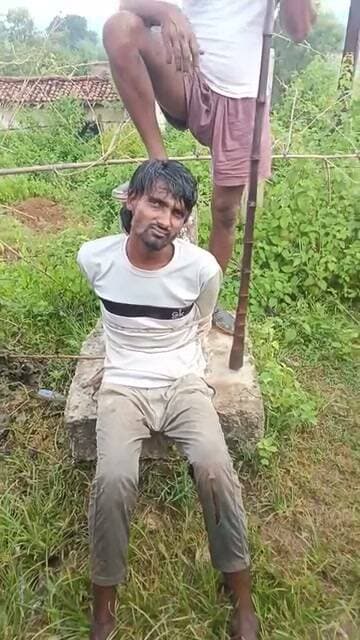 वायरल वीडियो भैंस चोरी को लेकर ग्रामीणों के द्वारा भेजा गया है जांच की जा रही पुलिस के द्वारा