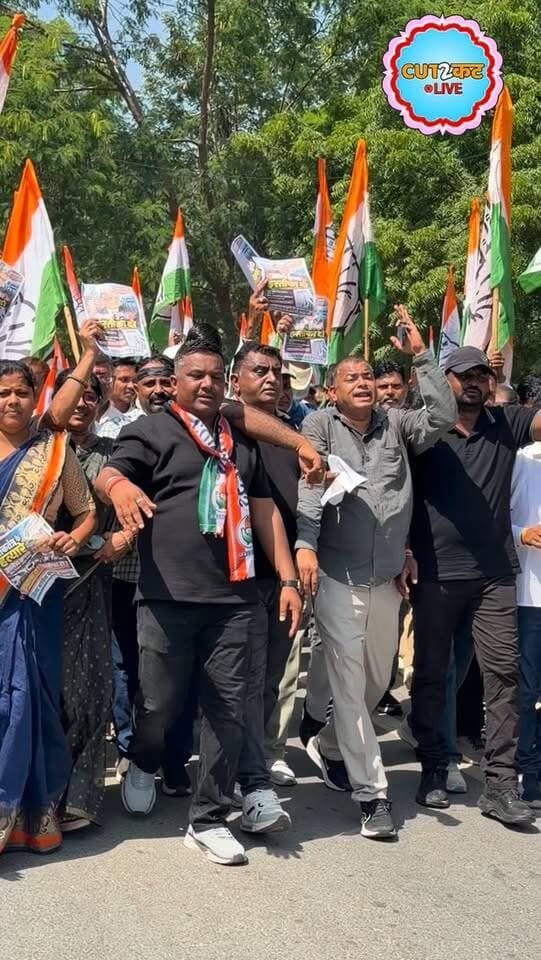 “SIR पर कांग्रेस का हल्लाबोल, ज्ञानेश कुमार के इस्तीफे की मांग… गांधी आश्रम से कलेक्ट्रेट तक निकली रैली”
#SIR #Congress #Dungarpur #GyaneshKumar #GaneshGhoghra ElectionCommission