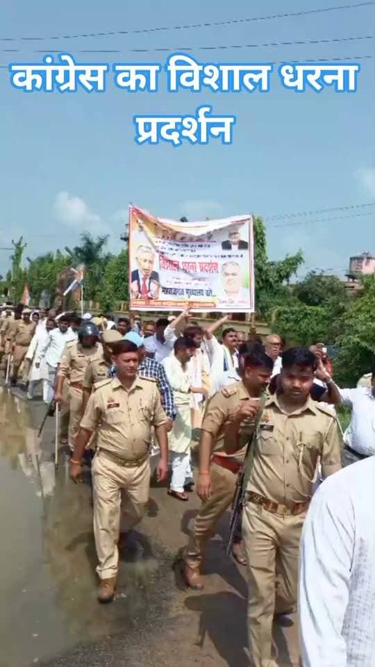 🚨 महराजगंज ब्रेकिंग | ‘वोट चोरी’ के खिलाफ कांग्रेस का जोरदार प्रदर्शन
📍 जिला मुख्यालय रोड, तहसील मोड़ पर पुलिस-कांग्रेस कार्यकर्ताओं में खींचतान
कांग्रेस कार्यकर्ताओं ने चुनावी प्रक्रिया में कथित अनियमितताओं और ‘वोट चोरी’ के आरोपों को लेकर जोरदार प्रदर्शन किया। कार्यकर्ताओं ने मुख्य चुनाव आयुक्त का प्रतीकात्मक पुतला फूंकने का प्रयास किया, लेकिन पुलिस ने पुतला छीन लिया।
इस दौरान सिसवा विधानसभा के पूर्व प्रत्याशी राजू कुमार गुप्ता और पुलिस के बीच खींचतान हो गई। कांग्रेस के मुताबिक, इसी दौरान उनके पैर में मोच आ गई।
प्रदर्शनकारियों ने चुनावी प्रक्रिया में पारदर्शिता की मांग करते हुए मुख्य चुनाव आयुक्त के इस्तीफे की मांग उठाई। मौके पर बड़ी संख्या में कांग्रेस पदाधिकारी और कार्यकर्ता मौजूद रहे।
🔴 महराजगंज में प्रदर्शन के दौरान पुलिस-कांग्रेस कार्यकर्ताओं के बीच हुई धक्का-मुक्की चर्चा में रही।
Public maharajganj
#Maharajganj #PublicMaharajganj #BreakingNews #Congress #VoteChori #UPNews #MaharajganjNews #CongressProtest #AjayRai #VijaySingh #RajuKumarGupta #NewsUpdate #ViralNews