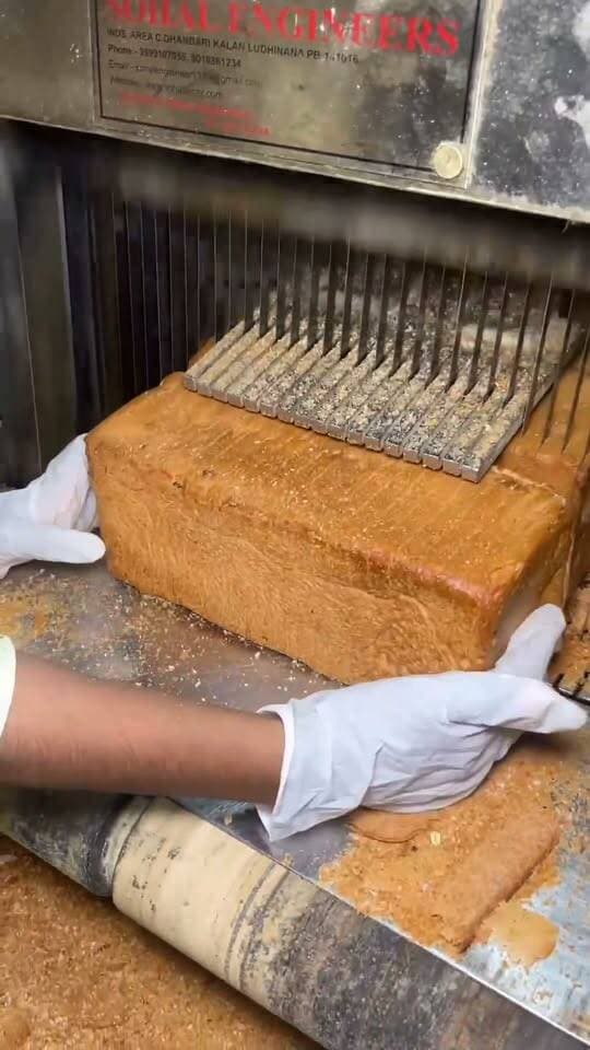 Most Hygienic Big White Milk Bread Making In Huge Quantity 😍🍞 | Douroti, Kanpur | Kanpur Street Food
#MilkBread #WhiteBread #BreadMaking #BreadFactory #HygienicFood #FoodMaking #KanpurStreetFood #KanpurFood #StreetFood #IndianStreetFood #Bakery Part 15