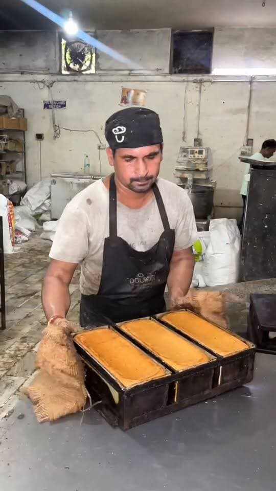 Most Hygienic Big White Milk Bread Making In Huge Quantity 😍🍞 | Douroti, Kanpur | Kanpur Street Food
#MilkBread #WhiteBread #BreadMaking #BreadFactory #HygienicFood #FoodMaking #KanpurStreetFood #KanpurFood #StreetFood #IndianStreetFood #Bakery Part 13