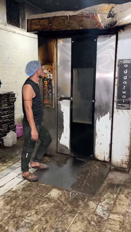 Most Hygienic Big White Milk Bread Making In Huge Quantity 😍🍞 | Douroti, Kanpur | Kanpur Street Food
#MilkBread #WhiteBread #BreadMaking #BreadFactory #HygienicFood #FoodMaking #KanpurStreetFood #KanpurFood #StreetFood #IndianStreetFood #Bakery Part 10