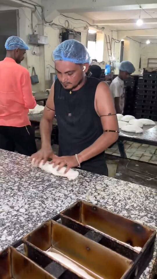 Most Hygienic Big White Milk Bread Making In Huge Quantity 😍🍞 | Douroti, Kanpur | Kanpur Street Food
#MilkBread #WhiteBread #BreadMaking #BreadFactory #HygienicFood #FoodMaking #KanpurStreetFood #KanpurFood #StreetFood #IndianStreetFood #Bakery Part 9