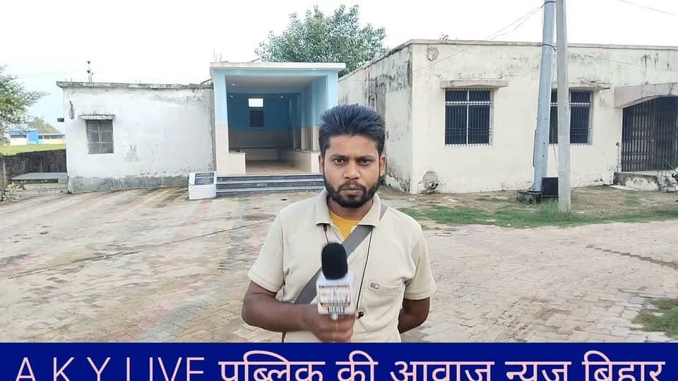 #कुर्था में दर्दनाक #सड़क हादसा, 21 वर्षीय गर्भवती महिला की #मौत
#अरवल जिले के कुर्था थाना क्षेत्र अंतर्गत प्रतापपुर गांव से एक दर्दनाक सड़क हादसे की खबर सामने आई है। हादसे में प्रतापपुर निवासी शैलेश कुमार की 21 वर्षीय पत्नी मोनी कुमारी की मौत हो गई। बताया जा रहा है कि मोनी कुमारी अपने मायके #गया जिले के #गुंडारू थाना क्षेत्र अंतर्गत #मथुरापुर गांव जा रही थीं।
परिजनों के अनुसार, मोनी कुमारी अपने भाई आनंद कुमार के साथ अपाचे बाइक पर सवार होकर प्रतापपुर से मथुरापुर के लिए रवाना हुई थीं। इसी दौरान केमदारचक मुसहरी के पास एक अनियंत्रित स्कॉर्पियो वाहन ने उनकी बाइक में जोरदार टक्कर मार दी। हादसे में बाइक के पीछे बैठी मोनी कुमारी गंभीर रूप से घायल हो गईं और उनकी मौत हो गई।
परिजनों ने बताया कि मोनी कुमारी की शादी करीब दो वर्ष पूर्व शैलेश कुमार के साथ हुई थी। शैलेश कुमार दिल्ली में फैक्ट्री में मजदूरी का काम करते हैं। बताया गया कि मोनी कुमारी करीब तीन माह की गर्भवती थीं। इस हादसे से परिवार ने एक साथ दो जिंदगियां खो दीं।
घटना के बाद दोनों पक्षों के परिवार में मातम पसरा है। परिजनों ने स्थानीय प्रशासन और बिहार सरकार से आपदा सहायता राशि उपलब्ध कराने की मांग की है। Public ki Awaz Arvind Yadav Arvind Arvind A1 express Public Ki Awaz - News