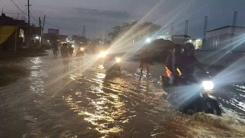 भिट्ठामोड़ NH-227 पर दो फीट से अधिक पानी, भिट्ठामोड़ से सिमियाही तक बाढ़ का कहर