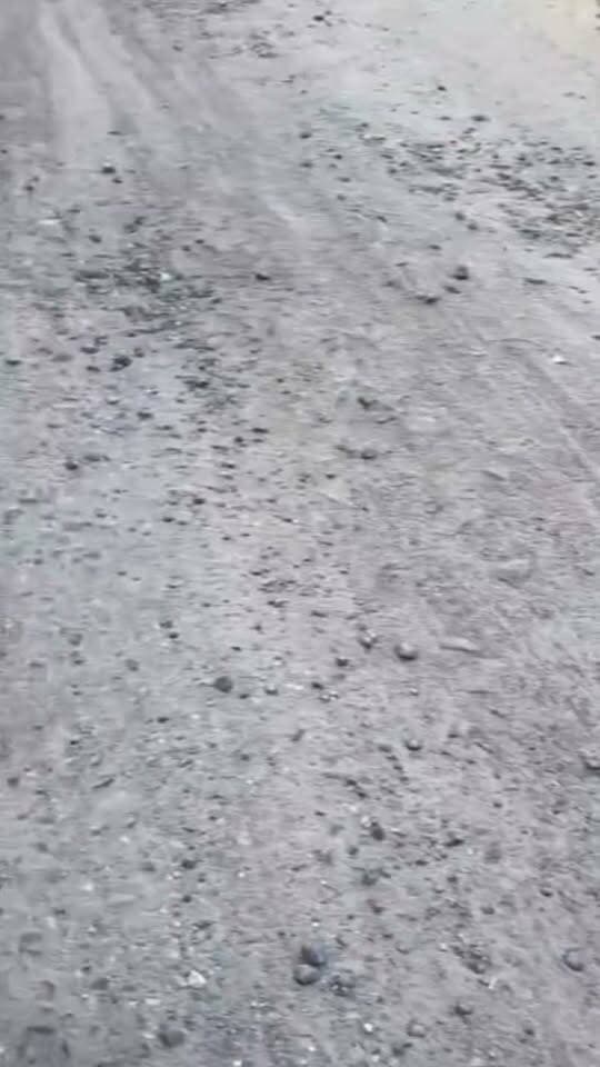 शासन-प्रशासन की अनदेखी फूलियाकलां थाना बस स्टैंड से धनोप माता मंदिर तक 10 KM सड़क बदहाल, 1-1 फीट गड्ढे दे रहे हादसे को न्योता
शाहपुरा (भीलवाड़ा)-राजेन्द्र खटीक।
फूलियाकलां- मेवाड़ के प्रसिद्ध शक्तिपीठों में से एक श्री धनोप माता मंदिर तक जाने वाली मुख्य सड़क की दुर्दशा ने शासन-प्रशासन की कार्यशैली पर सवाल खड़े कर दिए हैं फूलियाकलां थाना बस स्टैंड से धनोप माता मंदिर तक करीब 10 किलोमीटर की सड़क पूरी तरह टूट चुकी है। सड़क से डामर गायब है और जगह-जगह एक-एक फीट गहरे गड्ढे बने हुए हैं स्थानीय लोगों ने बताया कि इस मार्ग से रोजाना सैकड़ों वाहन गुजरते हैं। नवरात्रि के दौरान तो यहां लाखों श्रद्धालु माता के दर्शनों के लिए आते हैं, लेकिन सड़क खराब होने से श्रद्धालुओं और यात्रियों को हिचकोले खाते हुए सफर करना पड़ रहा है। कई बार दोपहिया वाहन चालक गिरकर चोटिल भी हो चुके हैं।