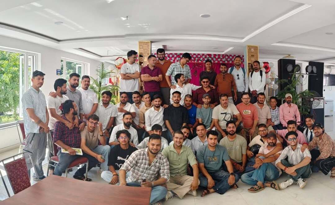 श्रीनगर में फोटोग्राफर यूनियन टूटने की कगार पर, नई यूनियन के गठन की तैयारी
देवलोक होटल में 50 से अधिक फोटोग्राफरों ने की बैठक, 4 अक्टूबर को मौजूदा यूनियन के पदाधिकारियों के साथ होगी निर्णायक वार्ता
श्रीनगर। हाल ही में गठित हुई फोटोग्राफर यूनियन श्रीनगर में अब टूट की कगार पर पहुंचती नजर आ रही है। नगर के 50 से अधिक फोटोग्राफरों ने देवलोक होटल में बैठक कर नई यूनियन के गठन को लेकर चर्चा की। बैठक में शहर के वरिष्ठ फोटोग्राफरों ने भी हिस्सा लिया। फिलहाल फोटोग्राफरों ने नई यूनियन के गठन को लेकर अंतिम निर्णय नहीं लिया है।
बैठक में शामिल फोटोग्राफरों ने मौजूदा यूनियन की कार्यप्रणाली और भविष्य को लेकर विचार-विमर्श किया। तय किया गया कि 4 अक्टूबर को मौजूदा यूनियन के पदाधिकारियों के साथ बैठक आयोजित की जाएगी। इस बैठक में आपसी सहमति से समाधान निकालने का प्रयास किया जाएगा।
फोटोग्राफरों का कहना है कि यदि 4 अक्टूबर को होने वाली बैठक में कोई ठोस निर्णय नहीं निकलता है, तो नई फोटोग्राफर यूनियन का गठन किया जा सकता है।
नगर में बड़ी संख्या में फोटोग्राफरों की मौजूदगी और वरिष्ठ फोटोग्राफरों की बैठक में भागीदारी को देखते हुए आगामी बैठक को महत्वपूर्ण माना जा रहा है। अब सभी की निगाहें 4 अक्टूबर को होने वाली वार्ता पर टिकी हैं, जिसमें यूनियन के भविष्य को लेकर स्थिति स्पष्ट हो सकती है।