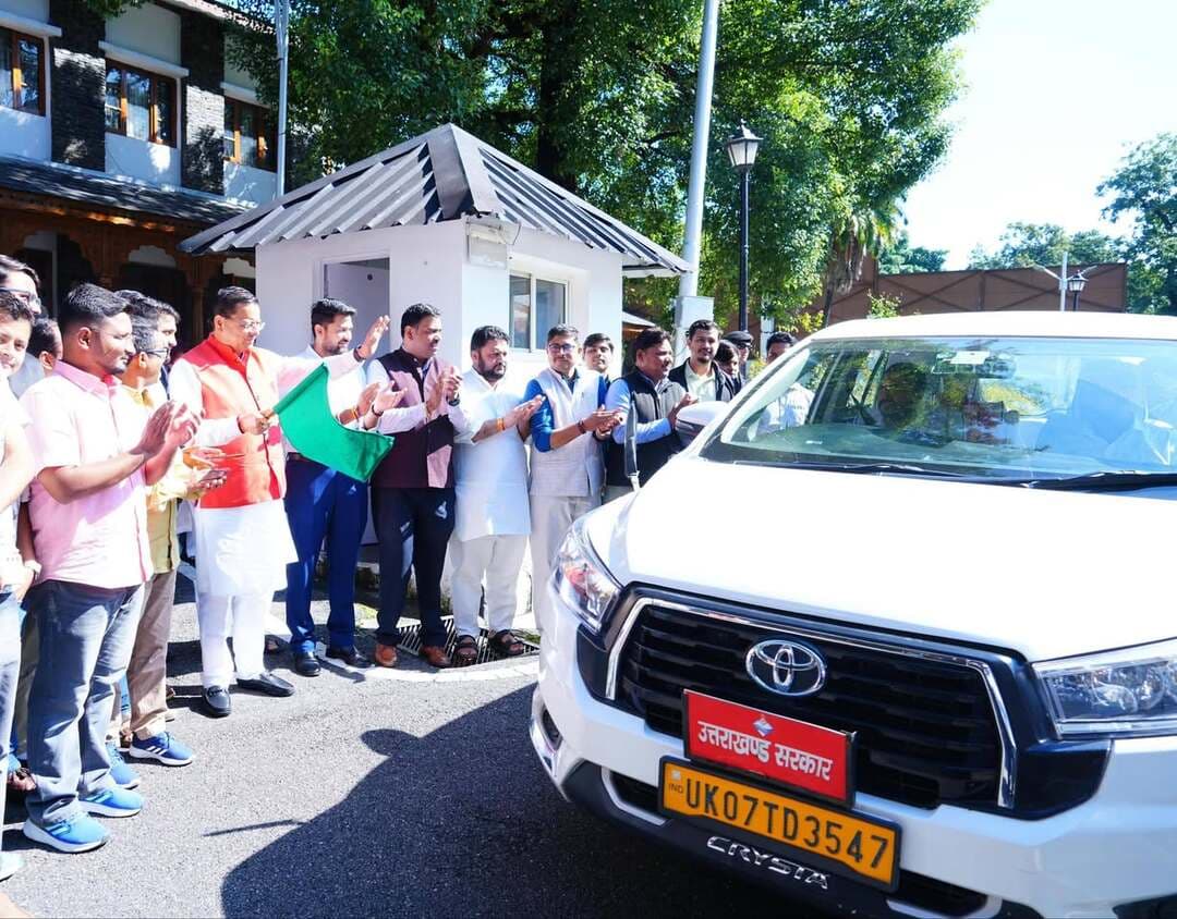 सेवा संकल्प अभियान के तहत हरियाणा भ्रमण पर रवाना हुआ उत्तराखंड के सोशल मीडिया इन्फ्लुएंसर्स का दल
मुख्यमंत्री पुष्कर सिंह धामी ने मुख्य सेवक सदन से दिखाई हरी झंडी, बदलता श्रीनगर की टीम भी दल में शामिल
देहरादून। सेवा संकल्प अभियान के तहत उत्तराखंड के सोशल मीडिया इन्फ्लुएंसर्स का एक दल चार दिवसीय हरियाणा भ्रमण पर रवाना हुआ। मुख्यमंत्री पुष्कर सिंह धामी ने मुख्य सेवक सदन से दल को रवाना किया। इस दल में श्रीनगर गढ़वाल की सोशल मीडिया टीम 'बदलता श्रीनगर' को भी शामिल किया गया है।
इस अवसर पर मुख्यमंत्री पुष्कर सिंह धामी ने कहा कि इस तरह के आयोजन युवाओं को नई चीजें जानने और सीखने का अवसर प्रदान करते हैं। विभिन्न क्षेत्रों के भ्रमण से युवाओं को वहां की कार्यशैली, विकास गतिविधियों और अनुभवों को करीब से समझने का मौका मिलता है।
उन्होंने कहा कि सोशल मीडिया इन्फ्लुएंसर्स आज समाज में महत्वपूर्ण भूमिका निभा रहे हैं। ऐसे भ्रमण कार्यक्रम युवाओं के अनुभवों को बढ़ाने के साथ ही उन्हें अपने विचारों और अनुभवों को व्यापक स्तर पर साझा करने का अवसर भी देते हैं।
चार दिवसीय हरियाणा भ्रमण के दौरान उत्तराखंड के सोशल मीडिया इन्फ्लुएंसर्स विभिन्न गतिविधियों के माध्यम से अपने अनुभवों और जानकारियों का विस्तार करेंगे।
इस दल में बदलता श्रीनगर की टीम के शामिल होने से श्रीनगर गढ़वाल का प्रतिनिधित्व भी हरियाणा भ्रमण में रहेगा।
