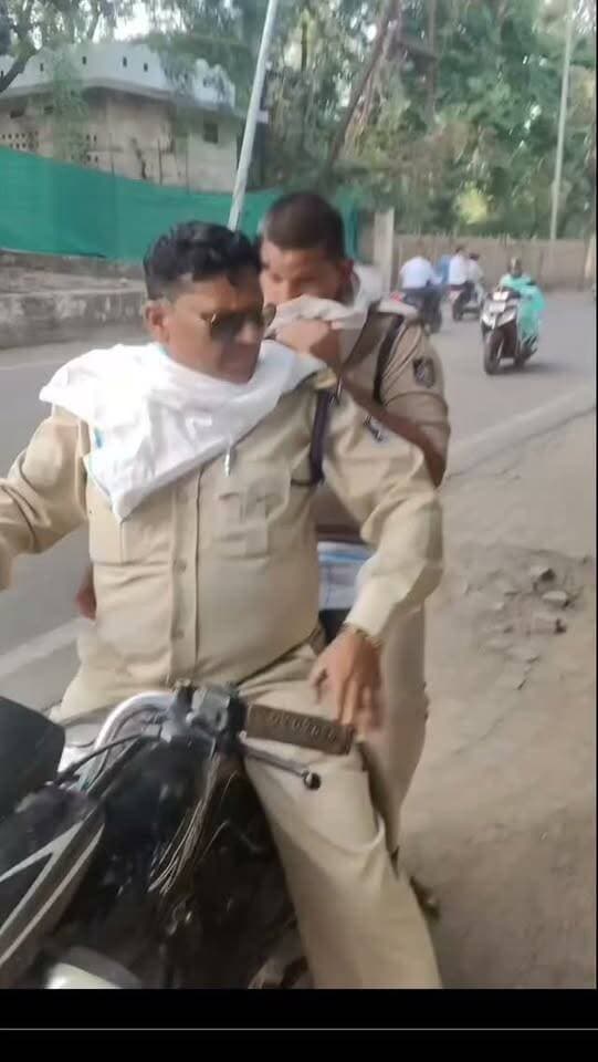 ग्वालियर में पुलिस की कार्रवाई पर उठे सवाल! “पढ़ाई करते हैं” कहा तो पुलिसकर्मी ने बताया चोर?
युवक ने मोबाइल निकालकर बनाया वीडियो, पूछा—
“चोरी का कोई सबूत है तो दिखाइए, बिना वजह थाने क्यों ले जा रहे हैं?”
वीडियो में युवक और पुलिसकर्मियों के बीच हुई बहस का मामला,
पुलिस की कार्रवाई और आरोपों को लेकर उठे सवाल।
#gwaliornews #gwaliorpolice #gwaliorcity