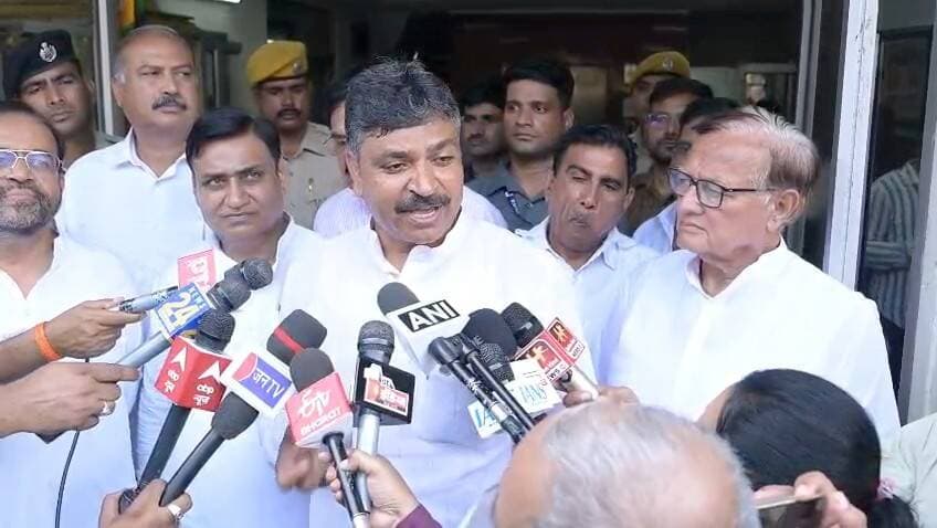 सुनिए! नेता प्रतिपक्ष टीकाराम जूली ने निकाय चुनावों में पुलिस और प्रशासन की कार्यशैली को लेकर क्या कहा? 🎙️
Tika Ram Jully Bhanwar Jitendra Singh Election Commission of India Government of Rajasthan
