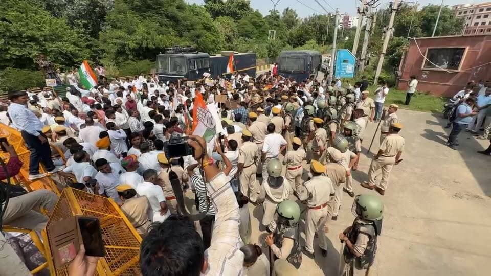 #Live अलवर में पुलिस और कांग्रेसियों के बीच धक्का-मुक्की, वोट चोरी को लेकर कांग्रेस का प्रदर्शन
Tika Ram Jully Bhanwar Jitendra Singh District Collector & Magistrate - Alwar Indian National Congress