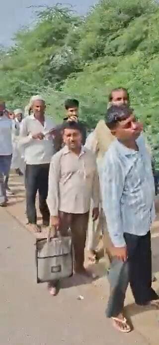 खाद के लिए लंबी कतार में खड़ा किसान पूछ रहा है—आखिर उसकी बदहाली का जिम्मेदार कौन?
कहां गए वो जो किसानों के नाम पर मुख्यमंत्री के पोस्टर लगवा रहे थे?
किसान के नाम पर कमाई करने वाले भ्रष्ट नेता, भ्रष्ट अधिकारी, भ्रष्ट व्यापारी और भ्रष्ट बिचौलिए—सब मजे ले गए, किसान फिर कतार में रह गया।
