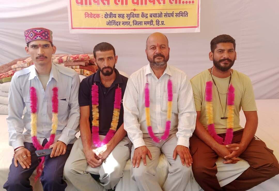 RCFC की शिफ्टिंग के विरोध में आंदोलन 41वें दिन भी जारी
केंद्रीय आयुष मंत्रालय से बैठक का निमंत्रण मिलने पर 11 सदस्यीय प्रतिनिधिमंडल दिल्ली जाएगा
जोगिंदर नगर, सुनील कुमार।
जोगिंदर नगर के हर्बल गार्डन स्थित क्षेत्रीय सह सुविधा केंद्र (RCFC) को जोगिंदर नगर से सोलन शिफ्ट करने की अधिसूचना को रद्द करने की मांग को लेकर RCFC बचाओ संघर्ष समिति के बैनर तले स्थानीय जनता का आंदोलन लगातार जारी है। 13 अगस्त से शुरू हुआ यह आंदोलन मंगलवार को 41वें दिन में प्रवेश कर गया।
संघर्ष समिति के अध्यक्ष गुरुशरण परमार, संयोजक कुशाल भारद्वाज, महासचिव अजय ठाकुर, सह संयोजक संजीव शर्मा, उपाध्यक्ष बृज गोपाल अवस्थी, लाभ सिंह धरवाल, सलाहकार ज्ञान चंद ठाकुर, कृपाल ठाकुर, शुभ राय धरवाल, सचिव रमन बहल, दमनदीप सिंह, कर्म चंद तथा कोषाध्यक्ष विशाल शर्मा ने संयुक्त बयान में कहा कि 20 अगस्त से शुरू की गई क्रमिक भूख हड़ताल तब तक जारी रहेगी, जब तक RCFC की शिफ्टिंग रद्द करने की अधिसूचना जारी नहीं हो जाती।
उन्होंने बताया कि इस संबंध में मंगलवार को जोगिंदर नगर में संघर्ष समिति के पदाधिकारियों की बैठक आयोजित की गई। बैठक में निर्णय लिया गया कि यदि केंद्रीय आयुष मंत्रालय की ओर से आगामी एक-दो दिनों में प्रस्तावित बैठक के लिए निमंत्रण मिलता है, तो संघर्ष समिति का 11 सदस्यीय प्रतिनिधिमंडल दिल्ली जाएगा। प्रतिनिधिमंडल केंद्रीय आयुष मंत्री के समक्ष RCFC के लिए जोगिंदर नगर को हर दृष्टि से उपयुक्त स्थल बताते हुए इसे यहां से शिफ्ट न करने की मांग रखेगा।
समिति पदाधिकारियों ने कहा कि इस दौरान जोगिंदर नगर के साथ-साथ मंडी, कांगड़ा, चंबा, हमीरपुर और ऊना सहित संबंधित क्षेत्रों की जनता की भावनाओं को भी केंद्रीय आयुष मंत्रालय के समक्ष रखा जाएगा।
चार लोगों ने संभाला भूख हड़ताल का मोर्चा
आंदोलन के 41वें दिन क्रमिक भूख हड़ताल को आगे बढ़ाने के लिए रोपड़ी-कलेहड़ू पंचायत से नागेश राणा, राहुल परमार और अनिल कुमार तथा योरा पंचायत से विवेक राणा ने मोर्चा संभाला।
संघर्ष समिति के महासचिव अजय ठाकुर ने पिछले दिन भूख हड़ताल पर बैठे ऐहजू पंचायत के प्रधान बीरबल वर्मा, उपप्रधान संजय भंगालिया, ट्रांसपोर्टर नेक राम वालिया तथा सेवानिवृत्त संसार चंद जम्वाल को रिलीव करते हुए मंगलवार को नई टीम की घोषणा की।
इस अवसर पर संघर्ष समिति के संयोजक कुशाल भारद्वाज, सलाहकार कांशी राम वर्मा व शुभ राय धरवाल, पान सिंह ठाकुर, राज बंसल तथा कृष्ण सिंह सहित अन्य लोग मौजूद रहे।
