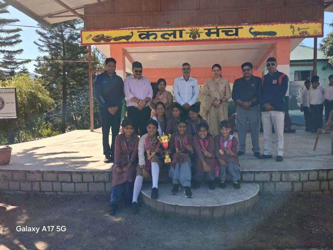 जिला स्तरीय हैंडबॉल प्रतियोगिता में जोगिंदर नगर का दबदबा
U-14 में विजेता, U-19 में उपविजेता रही राजकीय वरिष्ठ माध्यमिक पाठशाला जोगिंदर नगर की टीम
जोगिंदर नगर/शिव कुमार।
जिला स्तरीय हैंडबॉल प्रतियोगिता में राजकीय वरिष्ठ माध्यमिक पाठशाला जोगिंदर नगर के खिलाड़ियों ने शानदार प्रदर्शन करते हुए विद्यालय और क्षेत्र का नाम रोशन किया। प्रतियोगिता की U-14 छात्र वर्ग में जोगिंदर नगर की टीम ने विजेता का खिताब अपने नाम किया, जबकि U-19 छात्र वर्ग में टीम उपविजेता रही।
विद्यालय के हैंडबॉल कोच ओम प्रकाश ने बताया कि उनकी पाठशाला पिछले तीन वर्षों से U-14 और U-19 वर्गों में लगातार विजेता एवं उपविजेता का खिताब अपने नाम करती आ रही है। उन्होंने कहा कि खिलाड़ियों की मेहनत, अनुशासन और नियमित अभ्यास के चलते विद्यालय को लगातार बेहतर परिणाम मिल रहे हैं।
उन्होंने बताया कि पिछली प्रतियोगिता में भी विद्यालय के 9 खिलाड़ी राज्य स्तर के लिए चयनित हुए थे, जबकि 3 खिलाड़ियों ने राष्ट्रीय स्तर पर प्रतिनिधित्व किया था। इस बार भी विद्यालय के खिलाड़ियों ने बेहतरीन प्रदर्शन करते हुए U-14 छात्र वर्ग से 5 खिलाड़ी, U-14 छात्रा वर्ग से 3 खिलाड़ी तथा U-19 छात्र वर्ग से 3 खिलाड़ियों का चयन राज्य स्तरीय खेल प्रतियोगिता के लिए करवाया है।
इस उपलब्धि पर विद्यालय के प्रधानाचार्य गोपाल सहित समस्त अध्यापकों और विद्यार्थियों ने चयनित खिलाड़ियों एवं पूरी टीम को बधाई दी। प्रधानाचार्य ने खिलाड़ियों के उज्ज्वल भविष्य की कामना करते हुए उन्हें राज्य स्तरीय प्रतियोगिता में भी बेहतर प्रदर्शन के लिए शुभकामनाएं दीं।