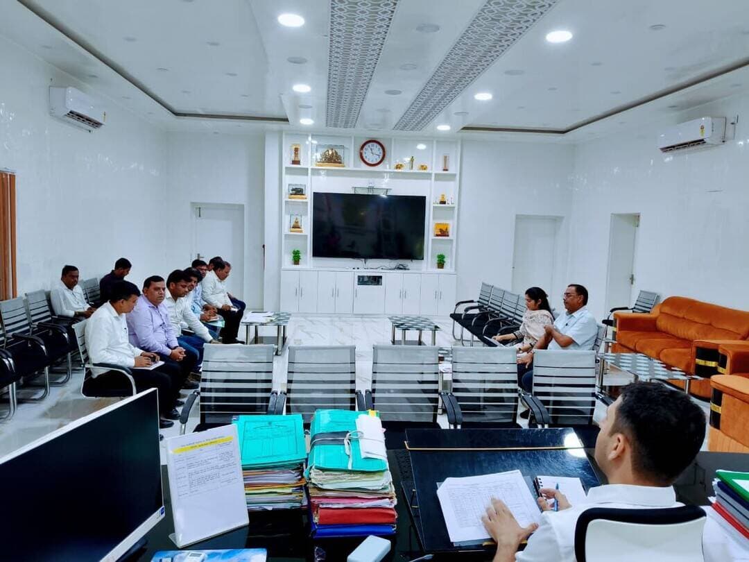 जिले में अब तक 6,177 PNG कनेक्शन लाइव, धीमी प्रगति पर डीएम ने जताई नाराजगी
बेगूसराय। जिले में पाइप्ड नेचुरल गैस (PNG) नेटवर्क के विस्तार और गैस कनेक्शन उपलब्ध कराने के कार्यों की धीमी प्रगति पर जिलाधिकारी रिची पांडेय ने नाराजगी जताई है। सोमवार को समाहरणालय में शहरी गैस वितरण नीति, 2026 के तहत थिंक गैस एवं जिला सिटी गैस मॉनिटरिंग एंड कोऑर्डिनेशन कमेटी (CGDMCC) के प्रतिनिधियों के साथ हुई समीक्षा बैठक में डीएम ने कार्यों में तेजी लाने के सख्त निर्देश दिए।
बैठक में थिंक गैस के प्रतिनिधियों ने जिले में स्टील नेटवर्क, एमडीपीई नेटवर्क तथा PNG कनेक्शन उपलब्ध कराने की प्रक्रिया की जानकारी दी। समीक्षा के दौरान बताया गया कि जिले में अब तक मात्र 6,177 PNG कनेक्शन ही लाइव किए जा सके हैं। निर्धारित लक्ष्य की तुलना में प्रगति कम पाए जाने पर डीएम ने संबंधित एजेंसी के प्रतिनिधियों को कार्य में तेजी लाने को कहा।
डीएम ने निर्देश दिया कि पाइपलाइन बिछाने और गैस कनेक्शन देने के लिए पर्याप्त संख्या में ठेकेदार एवं प्रशिक्षित मजदूर लगाए जाएं, ताकि निर्धारित लक्ष्य समय पर पूरा किया जा सके। प्रशिक्षित मजदूरों की उपलब्धता में परेशानी होने पर जिला प्रशासन की ओर से आवश्यक सहयोग देने की बात भी कही गई।
पांच क्षेत्र हुए LPG फ्री जोन
बैठक में बताया गया कि सितंबर 2026 तक जिले के पांच मोहल्लों को LPG फ्री जोन घोषित किया गया है। इनमें ऑयल इंडिया लिमिटेड एरिया, ललिता सागर नागदह, आदर्श नगर उलाव, न्यू कॉलोनी उलाव और निराला नगर रतनपुर शामिल हैं।
अक्टूबर में ललित नगर रतनपुर, थाना एरिया रतनपुर, अर्चना विहार वार्ड संख्या-29 बाघा, वार्ड संख्या-29 बाघा तथा वार्ड संख्या-24 संतनगर ईस्ट बाघा समेत पांच अन्य क्षेत्रों को LPG मुक्त क्षेत्र बनाने का लक्ष्य निर्धारित किया गया है।
एक क्षेत्र पूरा होने के बाद दूसरे में हो सड़क कटाई
सड़क कटाई और पाइपलाइन बिछाने को लेकर भी डीएम ने स्पष्ट निर्देश दिए। वर्तमान में थिंक गैस के पांच ठेकेदारों के कार्यरत होने की जानकारी पर उन्होंने कहा कि प्रत्येक माह पांच क्षेत्रों को चिह्नित कर संबंधित विभागों से समन्वय स्थापित करते हुए काम शुरू किया जाए।
उन्होंने निर्देश दिया कि एक क्षेत्र में सड़क कटाई एवं पाइपलाइन बिछाने का काम पूरा करने के बाद ही दूसरे क्षेत्र में सड़क की खुदाई शुरू की जाए। इससे आम लोगों को होने वाली परेशानी कम होगी और सड़कों को भी जल्द पूर्व स्थिति में लाया जा सकेगा।
स्कूल, अस्पताल और जीविका केंद्रों को प्राथमिकता
डीएम ने सरकारी विद्यालयों, जीविका केंद्रों, अस्पतालों समेत अन्य महत्वपूर्ण सार्वजनिक संस्थानों को प्राथमिकता के आधार पर PNG पाइपलाइन नेटवर्क से जोड़ने का निर्देश दिया। उन्होंने कहा कि इन संस्थानों में नेटवर्क के विस्तार से अधिक से अधिक लोगों को स्वच्छ एवं सुविधाजनक गैस आपूर्ति का लाभ मिल सकेगा।
पाइपलाइन बिछाने के दौरान आने वाली तकनीकी या प्रशासनिक समस्याओं के त्वरित समाधान के लिए CGDMCC के व्हाट्सएप ग्रुप के माध्यम से जानकारी साझा करने का निर्देश दिया गया, ताकि संबंधित विभागों के साथ समन्वय कर समस्याओं का शीघ्र समाधान किया जा सके।
डीएम ने जिला आपूर्ति पदाधिकारी को अगली समीक्षा बैठक में थिंक गैस के सभी संबंधित ठेकेदारों की उपस्थिति सुनिश्चित कराने का निर्देश दिया, ताकि क्षेत्रवार कार्यों की वास्तविक प्रगति की समीक्षा की जा सके।
बैठक में उप विकास आयुक्त आकाश चौधरी, नगर आयुक्त सोमेश बहादुर माथुर, जिला आपूर्ति पदाधिकारी पूजा प्रीतम सहित गैस एजेंसियों के प्रतिनिधि उपस्थित थे।