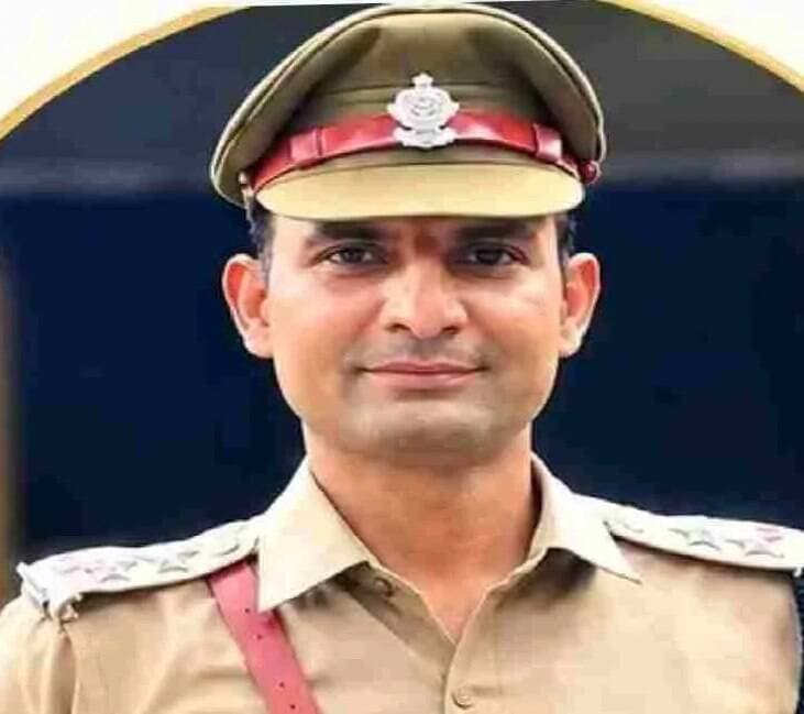 उत्तराखंड पुलिस के उपनिरीक्षक संदीप चौहान का निधन, पुलिस महकमे में शोक
उत्तराखंड पुलिस विभाग से एक बेहद दुखद खबर सामने आ रही है, जहां पर उप निरक्षक संदीप चौहान का स्वास्थ्य बिगड़ने के कारण उनका निधन हो गया है। संदीप चौहान की मौत के बाद से पुलिस महकमें मे शोक की लहर दौड़ गई है वहीं उनके परिजनों पर दुखों का पहाड़ टूट पड़ा है।
अभी तक मिली जानकारी के अनुसार उत्तराखंड पुलिस विभाग में उपनिरीक्षक के पद पर तैनात संदीप चौहान वर्ष 2005 में उत्तराखंड पुलिस में आरक्षी पद पर भर्ती हुए थे। संदीप वर्ष 2016 में उपनिरीक्षक बने जो अपने सेवाकाल के दौरान हरिद्वार जिले समेत विभिन्न स्थानों पर अपनी सेवाएं दे रहे थे। पुलिस जवान संदीप सितम्बर 2024 से पौड़ी गढ़वाल जिले में नियुक्त होकर अपने दायित्वों का निर्वहन कर रहे थे। बीते दिनों स्वास्थ्य संबंधी समस्या के कारण वह निजी अस्पताल में भर्ती थे, जहां पर आज बुधवार को उन्होंने अंतिम सांस ली है।