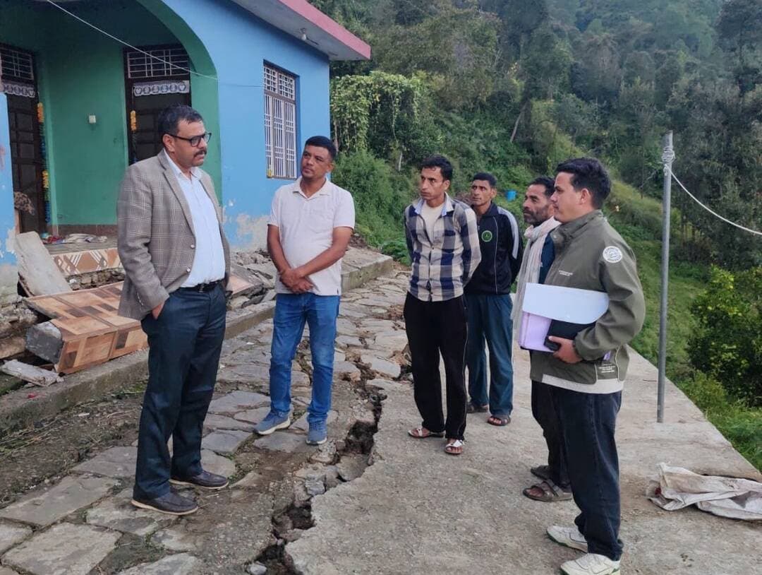 चनोला तोक में क्षतिग्रस्त आंगन से आवासीय भवन को खतरा, परिवार सुरक्षित स्थान पर शिफ्ट https://champawatkhabar.com/residential-building-in-danger-due-to-damaged-courtyard-in-chanola-tok-family-shifted-to-safe-place/