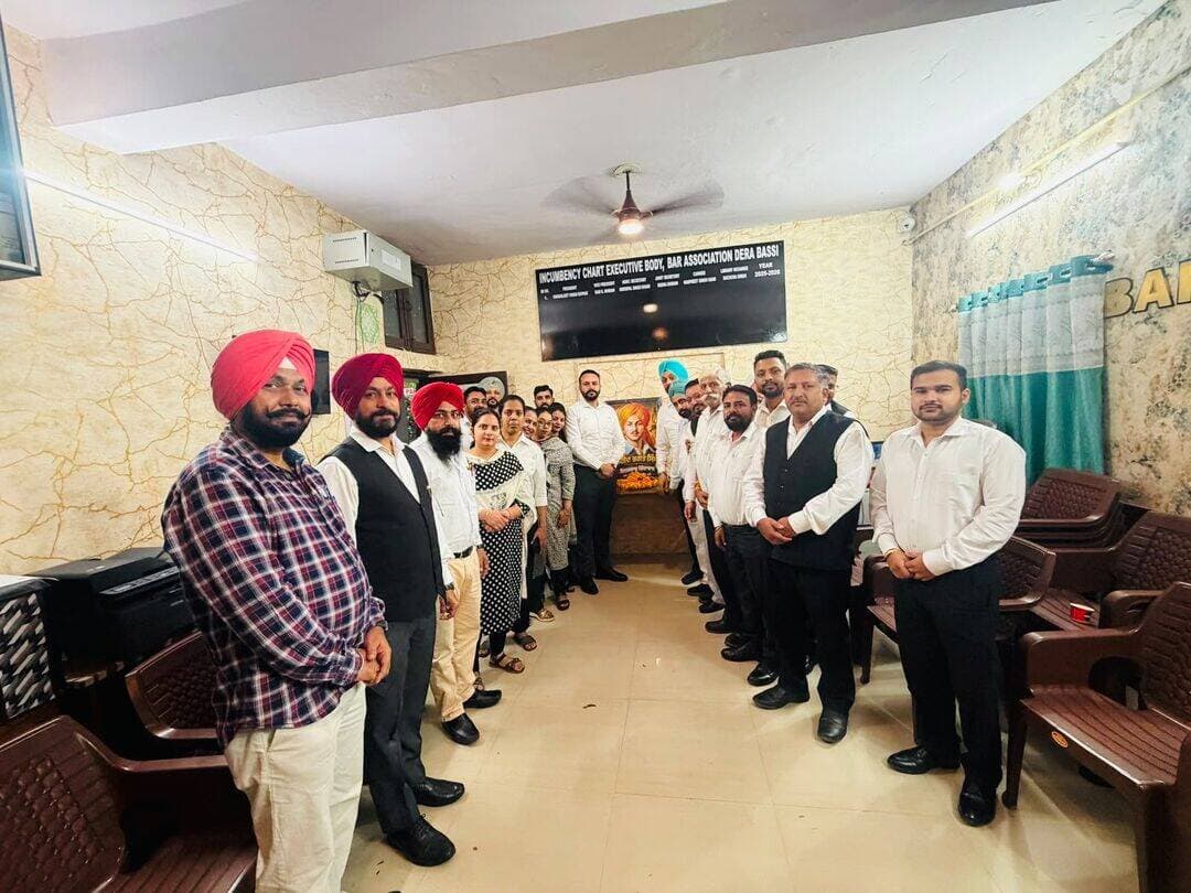 ਬਾਰ ਐਸੋਸੀਏਸ਼ਨ ਡੇਰਾਬੱਸੀ ਵੱਲੋਂ ਸ਼ਹੀਦ-ਏ-ਆਜ਼ਮ ਭਗਤ ਸਿੰਘ ਦਾ 119ਵਾਂ ਜਨਮ ਦਿਹਾੜਾ ਇਨਕਲਾਬੀ ਵਿਚਾਰਾਂ ਅਤੇ ਦੇਸ਼ ਭਗਤੀ ਦੀ ਭਾਵਨਾ ਨਾਲ ਮਨਾਇਆ
ਡੇਰਾਬੱਸੀ, 28 ਸਤੰਬਰ:(ਰਾਕੇਸ਼ ਗਾਂਧੀ)
ਅੱਜ ਬਾਰ ਐਸੋਸੀਏਸ਼ਨ ਡੇਰਾਬੱਸੀ ਦੇ ਮੈਂਬਰ ਸਾਹਿਬਾਨ ਵੱਲੋਂ ਸ਼ਹੀਦ-ਏ-ਆਜ਼ਮ ਸਰਦਾਰ ਭਗਤ ਸਿੰਘ ਜੀ ਦਾ 119ਵਾਂ ਜਨਮ ਦਿਹਾੜਾ ਨਿਮਰਤਾ, ਸ਼ਰਧਾ ਅਤੇ ਦੇਸ਼ ਭਗਤੀ ਦੀ ਭਾਵਨਾ ਨਾਲ ਮਨਾਇਆ ਗਿਆ। ਇਸ ਮੌਕੇ ਬਾਰ ਮੈਂਬਰਾਂ ਵੱਲੋਂ ਸ਼ਹੀਦ ਭਗਤ ਸਿੰਘ ਜੀ ਦੀ ਵਿਚਾਰਧਾਰਾ, ਉਨ੍ਹਾਂ ਦੀ ਸੋਚ ਅਤੇ ਉਨ੍ਹਾਂ ਵੱਲੋਂ ਲਿਖੀਆਂ ਕਿਤਾਬਾਂ ਅਤੇ ਇਨਕਲਾਬੀ ਵਿਚਾਰਾਂ ’ਤੇ ਆਪਸ ਵਿੱਚ ਵਿਚਾਰ-ਵਟਾਂਦਰਾ ਕੀਤਾ ਗਿਆ।
ਇਸ ਮੌਕੇ ਬਾਰ ਮੈਂਬਰਾਂ ਨੇ ਸ਼ਹੀਦ ਭਗਤ ਸਿੰਘ ਜੀ ਦੀ ਵਿਚਾਰਧਾਰਾ ’ਤੇ ਪਹਿਰਾ ਦੇਣ ਅਤੇ ਉਨ੍ਹਾਂ ਦੇ ਦਿਖਾਏ ਇਨਕਲਾਬੀ ਮਾਰਗ ’ਤੇ ਚੱਲਣ ਦਾ ਪ੍ਰਣ ਲਿਆ।
ਬਾਰ ਐਸੋਸੀਏਸ਼ਨ ਦੇ ਪ੍ਰਧਾਨ ਵਿਕਰਮਜੀਤ ਸਿੰਘ ਦੱਪਰ ਨੇ ਕਿਹਾ ਕਿ ਮਹਾਨ ਸ਼ਹੀਦਾਂ ਦੀਆਂ ਕੁਰਬਾਨੀਆਂ ਸਦਕਾ ਹੀ ਅੱਜ ਅਸੀਂ ਆਜ਼ਾਦੀ ਦਾ ਆਨੰਦ ਮਾਣ ਰਹੇ ਹਾਂ। ਉਨ੍ਹਾਂ ਕਿਹਾ ਕਿ ਸਾਡਾ ਹਰੇਕ ਨਾਗਰਿਕ ਦਾ ਫਰਜ਼ ਬਣਦਾ ਹੈ ਕਿ ਅਸੀਂ ਸ਼ਹੀਦ ਭਗਤ ਸਿੰਘ ਜੀ ਦੇ ਸੁਪਨਿਆਂ ਵਾਲਾ ਸਮਾਜ ਸਿਰਜਣ ਲਈ ਯਤਨ ਕਰੀਏ, ਜਿੱਥੇ ਹਰ ਵਿਅਕਤੀ ਨੂੰ ਬਰਾਬਰੀ, ਧਰਮ ਨਿਰਪੱਖਤਾ ਅਤੇ ਇਨਸਾਫ਼ ਮਿਲੇ ਅਤੇ ਮਜ਼ਦੂਰਾਂ ਤੇ ਕਿਸਾਨਾਂ ਸਮੇਤ ਸਮਾਜ ਦੇ ਹਰ ਵਰਗ ਨੂੰ ਉਸਦਾ ਬਣਦਾ ਹੱਕ ਪ੍ਰਾਪਤ ਹੋਵੇ।
ਉਨ੍ਹਾਂ ਕਿਹਾ ਕਿ ਸ਼ਹੀਦ ਭਗਤ ਸਿੰਘ ਜੀ ਦੀ ਸੋਚ ਅੱਜ ਵੀ ਨੌਜਵਾਨਾਂ ਅਤੇ ਸਮਾਜ ਲਈ ਪ੍ਰੇਰਣਾ ਦਾ ਸਰੋਤ ਹੈ ਅਤੇ ਉਨ੍ਹਾਂ ਦੇ ਵਿਚਾਰਾਂ ਨੂੰ ਸਮਝਣਾ ਤੇ ਅੱਗੇ ਵਧਾਉਣਾ ਹੀ ਉਨ੍ਹਾਂ ਨੂੰ ਸੱਚੀ ਸ਼ਰਧਾਂਜਲੀ ਹੈ।
ਇਸ ਮੌਕੇ ਬਾਰ ਐਸੋਸੀਏਸ਼ਨ ਦੇ ਜਨਰਲ ਸਕੱਤਰ ਜਗਤਾਰ ਸਿੰਘ ਬਾਛਲ ਅਤੇ ਵਾਈਸ ਪ੍ਰੈਜ਼ੀਡੈਂਟ ਸ਼ਿਵ ਸ਼ਰਮਾ ਨੇ ਸ਼ਹੀਦ ਭਗਤ ਸਿੰਘ ਜੀ ਨੂੰ ਸ਼ਰਧਾ ਦੇ ਫੁੱਲ ਭੇਟ ਕੀਤੇ ਅਤੇ ਇਸ ਸਮਾਗਮ ਵਿੱਚ ਸ਼ਾਮਲ ਹੋਏ ਸਮੂਹ ਬਾਰ ਮੈਂਬਰਾਂ ਦਾ ਧੰਨਵਾਦ ਕੀਤਾ।
ਇਸ ਮੌਕੇ ਵਾਈਸ ਪ੍ਰੈਜ਼ੀਡੈਂਟ (ਵੂਮੈਨ) ਗੀਤਿਕਾ ਗੋਇਲ, ਜੁਆਇੰਟ ਸਕੱਤਰ ਸੁਮਨ ਚੌਹਾਨ, ਕੈਸ਼ੀਅਰ ਵਿਪਿਨ ਸ਼ਰਮਾ ਤੋਂ ਇਲਾਵਾ ਬਾਰ ਮੈਂਬਰ ਰਾਜਬੀਰ ਸਿੰਘ ਮੁੰਦਰਾ, ਅਮਰਿੰਦਰ ਸਿੰਘ ਨਨਵਾ, ਗੁਰਜੰਟ ਸਿੰਘ ਚੌਹਾਨ, ਯਤਿਨ ਭਾਟੀਆ, ਹਰੀ ਸਿੰਘ ਸੈਣੀ, ਜਗਤਾਰ ਸਿੰਘ ਜੈਨਤਪੁਰ, ਇੰਦਰਜੀਤ ਕੰਬੋਜ, ਰਾਜੇਸ਼ ਸਾਗਰ, ਹਰਦੀਪ ਸੈਣੀ, ਮਹਿਕ ਗੁਪਤਾ, ਨੇਹਾ ਹਾਂਡਾ, ਸੁਨੀਤਾ ਕੌਸ਼ਿਕ, ਕਰਮਜੀਤ ਸਿੰਘ ਸਮੇਤ ਵੱਡੀ ਗਿਣਤੀ ਵਿੱਚ ਬਾਰ ਮੈਂਬਰ ਹਾਜ਼ਰ ਸਨ।