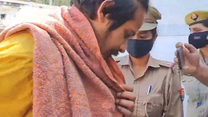 मेरठ नीला ड्रम केस के आरोपी मुस्कान और साहिल का ताजा वीडियो
कल 30 सितंबर को आएगा कोर्ट का फैसला, पुलिस कस्टडी में दिखे दोनों आरोपी
मुस्कान ने बॉयफ्रेंड साहिल संग मिलकर पति सौरभ की हत्या कर लाश नीले ड्रम में पैक की थी
वीडियो में देखिए - कैसे पुलिस लेकर जा रही है दोनों को
#MeerutNews #NeelaDrumCase #ExclusiveVideo #Meerut #UPCrime #BreakingNews #DDMNews