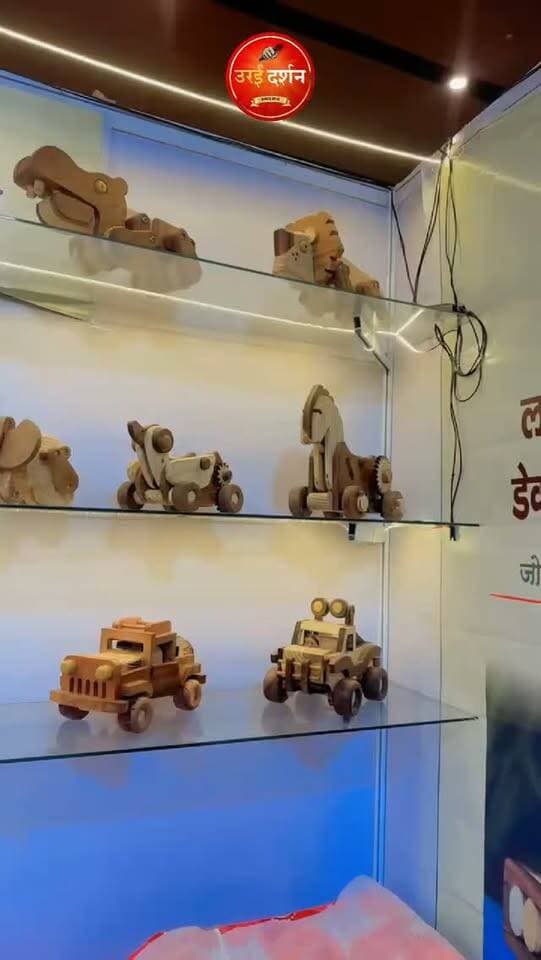 इंटरनेशनल ट्रेड शो 2026 में उरई के The Future Apex Craft की दस्तक, हस्तनिर्मित लकड़ी के खिलौनों और होम डेकोर ने खींचा ध्यान
उरई/ग्रेटर नोएडा। उरई के युवा उद्यम और हस्तशिल्प को राष्ट्रीय स्तर पर पहचान दिलाने की दिशा में एक और कदम बढ़ा है। The Future Apex Craft, जो उरई से जुड़ा ब्रांड है, ने ग्रेटर नोएडा स्थित इंडिया एक्सपो सेंटर एंड मार्ट में आयोजित इंटरनेशनल ट्रेड शो 2026 में अपने उत्पादों का प्रदर्शन किया।
The Future Apex Craft के संस्थापक एवं उरई निवासी अमन सिंह चंदेल ने इस अंतरराष्ट्रीय स्तर के ट्रेड शो में अपने ब्रांड के “Handcrafted Wooden Toys cum Home Décor” उत्पादों को प्रदर्शित किया। पारंपरिक कारीगरी, रचनात्मक डिजाइन और आधुनिक उपयोगिता के मेल से तैयार किए गए इन उत्पादों ने प्रदर्शनी में पहुंचे लोगों का ध्यान आकर्षित किया।
हस्तनिर्मित लकड़ी के खिलौने और होम डेकोर बना पहचान: The Future Apex Craft के उत्पादों की खासियत उनकी हस्तनिर्मित लकड़ी की कारीगरी है। ब्रांड द्वारा तैयार किए जाने वाले वुडन टॉयज और होम डेकोर उत्पाद न केवल सजावटी उपयोग के लिए हैं, बल्कि भारतीय हस्तकला और रचनात्मकता की झलक भी प्रस्तुत करते हैं।
ट्रेड शो के दौरान अमन सिंह चंदेल ने आगंतुकों से संवाद कर उन्हें उत्पादों की विशेषताओं, निर्माण प्रक्रिया और इनके पीछे की सोच से परिचित कराया। अलग-अलग लोगों से हुई बातचीत के दौरान ग्राहकों की पसंद और जरूरतों को समझने का भी अवसर मिला।
बिक्री से आगे जुड़ाव और अनुभव पर जोर: अमन सिंह चंदेल के अनुसार, ट्रेड शो का अनुभव यह समझने का अवसर देता है कि किसी उत्पाद की बिक्री केवल व्यापार तक सीमित नहीं होती। ग्राहकों से बातचीत, उनकी जरूरतों को समझना और उत्पाद के पीछे की कहानी एवं उसकी उपयोगिता को सामने रखना भी उतना ही महत्वपूर्ण है।
उन्होंने बताया कि The Future Apex Craft के माध्यम से कारीगरी, स्थायित्व, रचनात्मकता और विचारशील डिजाइन को एक साथ लाने का प्रयास किया जा रहा है।
इंटरनेशनल ट्रेड शो 2026 में भागीदारी को ब्रांड के लिए सीख और नए संपर्कों का महत्वपूर्ण अवसर माना जा रहा है। उरई निवासी अमन सिंह चंदेल द्वारा स्थापित The Future Apex Craft का यह प्रयास स्थानीय प्रतिभा और हस्तशिल्प को बड़े बाजार तक पहुंचाने की दिशा में महत्वपूर्ण पहल के रूप में देखा जा रहा है।
The Future Apex Craft — जहां हर हस्तनिर्मित वस्तु अपने भीतर एक कहानी समेटे है।