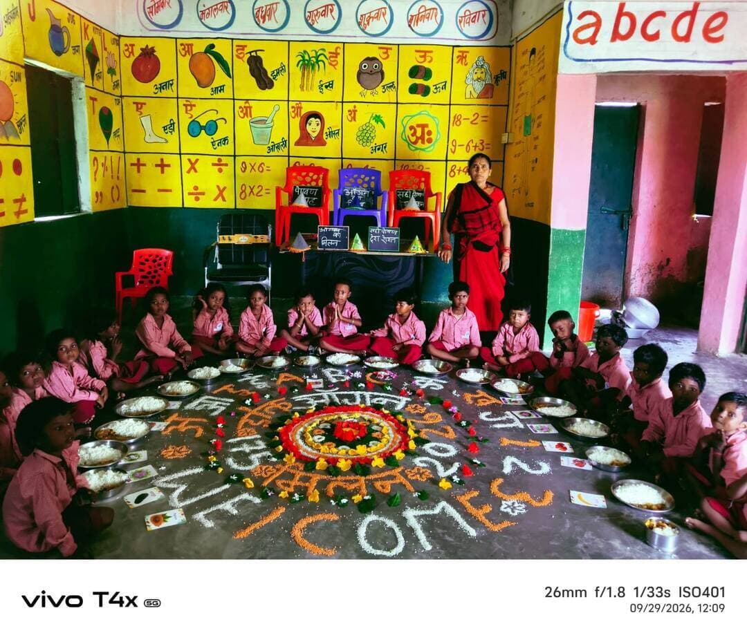 🌸🥗 पोषण माह के तहत आंगनबाड़ी केंद्रों पर विशेष आयोजन 🥗🌸
👧🏻🧒🏻 स्वस्थ बचपन • सही पोषण • मजबूत परिवार 💚
जिला पदाधिकारी, औरंगाबाद श्रीमती अभिलाषा शर्मा (भा०प्र०से०) के निर्देशानुसार आज 29 सितंबर 2026 को जिले के सभी आंगनबाड़ी केंद्रों पर पोषण माह के तहत विशेष कार्यक्रम आयोजित किए गए।
🎊 आंगनबाड़ी केंद्रों को आकर्षक ढंग से सजाया गया। रंगोली बनाकर एवं तिलक लगाकर बच्चों का उत्साहपूर्वक स्वागत किया गया और केंद्रों पर उत्सव जैसा माहौल बनाया गया। 🌈✨
🥗 पोषण, संतुलित आहार, स्वच्छता एवं स्वास्थ्य से जुड़े महत्वपूर्ण संदेश बच्चों और अभिभावकों तक पहुंचाए गए। साथ ही, बच्चों के समुचित शारीरिक एवं मानसिक विकास के लिए पौष्टिक आहार एवं स्वस्थ जीवनशैली के महत्व की जानकारी दी गई।
🏅 बेहतर कार्य एवं महत्वपूर्ण भूमिका निभाने वाली आंगनबाड़ी सहायिकाओं को सम्मानित कर उनके योगदान को प्रोत्साहित किया गया।
📅 29 सितंबर से 01 अक्टूबर तक विशेष तीन दिवसीय कार्यक्रम के तहत आंगनबाड़ी केंद्रों पर जागरूकता गतिविधियां, संवाद, रचनात्मक कार्यक्रम एवं पोषण संबंधी विविध आयोजन किए जा रहे हैं।
🤝 इन गतिविधियों का उद्देश्य आंगनबाड़ी केंद्रों को समुदाय से जोड़ते हुए पोषण का संदेश घर-घर तक पहुंचाना और बच्चों के बेहतर स्वास्थ्य के लिए सामुदायिक सहभागिता को मजबूत करना है।
🌱 आइए, मिलकर बनाएं—स्वस्थ बचपन और सशक्त भविष्य। 💚
#SamratChoudhary #CMSamrat #PoshanMaah #NutritionMonth #HealthyChildhood #Anganwadi
Information & Public Relations Department, Government of Bihar CMO Bihar ICDS Directorate Bihar Social Welfare Department, Government of Bihar