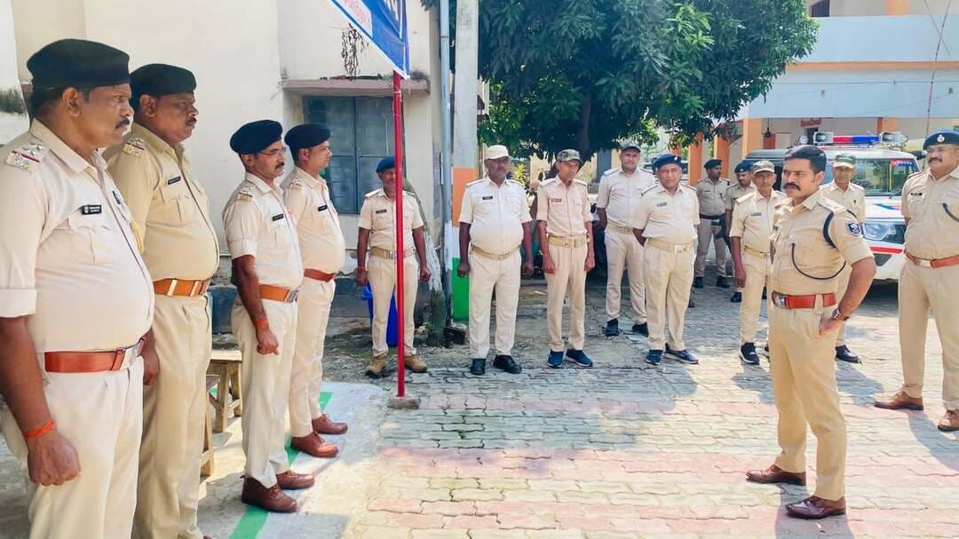 शकुराबाद थाना का एसपी ने किया निरीक्षण, लंबित कांडों के त्वरित निष्पादन का निर्देश
जहानाबाद : पुलिस अधीक्षक ने मंगलवार को शकुराबाद थाना का निरीक्षण कर थाना की कार्यप्रणाली एवं सुरक्षा व्यवस्था का जायजा लिया। इस दौरान थाना अभिलेखों, सीसीटीवी, ओडी जांच, हाजत की सुरक्षा, स्टेशन डायरी समेत अन्य व्यवस्थाओं की समीक्षा की गई।
निरीक्षण के क्रम में पुलिस अधीक्षक ने फरार अभियुक्तों एवं वारंटियों की शीघ्र गिरफ्तारी सुनिश्चित करने का निर्देश दिया। साथ ही प्रभावी वाहन जांच, रात्रि गश्ती को सुदृढ़ करने और विधि-व्यवस्था बनाए रखने को लेकर आवश्यक दिशा-निर्देश दिए।
पुलिस अधीक्षक ने लंबित कांडों का त्वरित निष्पादन करने तथा शराब एवं मादक पदार्थों के विरुद्ध लगातार प्रभावी कार्रवाई करने पर भी जोर दिया। उन्होंने थाना स्तर पर सुरक्षा व्यवस्था को और बेहतर बनाने तथा पुलिसिंग को प्रभावी बनाने के लिए पदाधिकारियों को आवश्यक निर्देश दिए।
निरीक्षण के दौरान अंचल पुलिस निरीक्षक (सदर), थाना प्रभारी, अनुसंधानकर्ता समेत अन्य पुलिस पदाधिकारी एवं कर्मी उपस्थित रहे।
