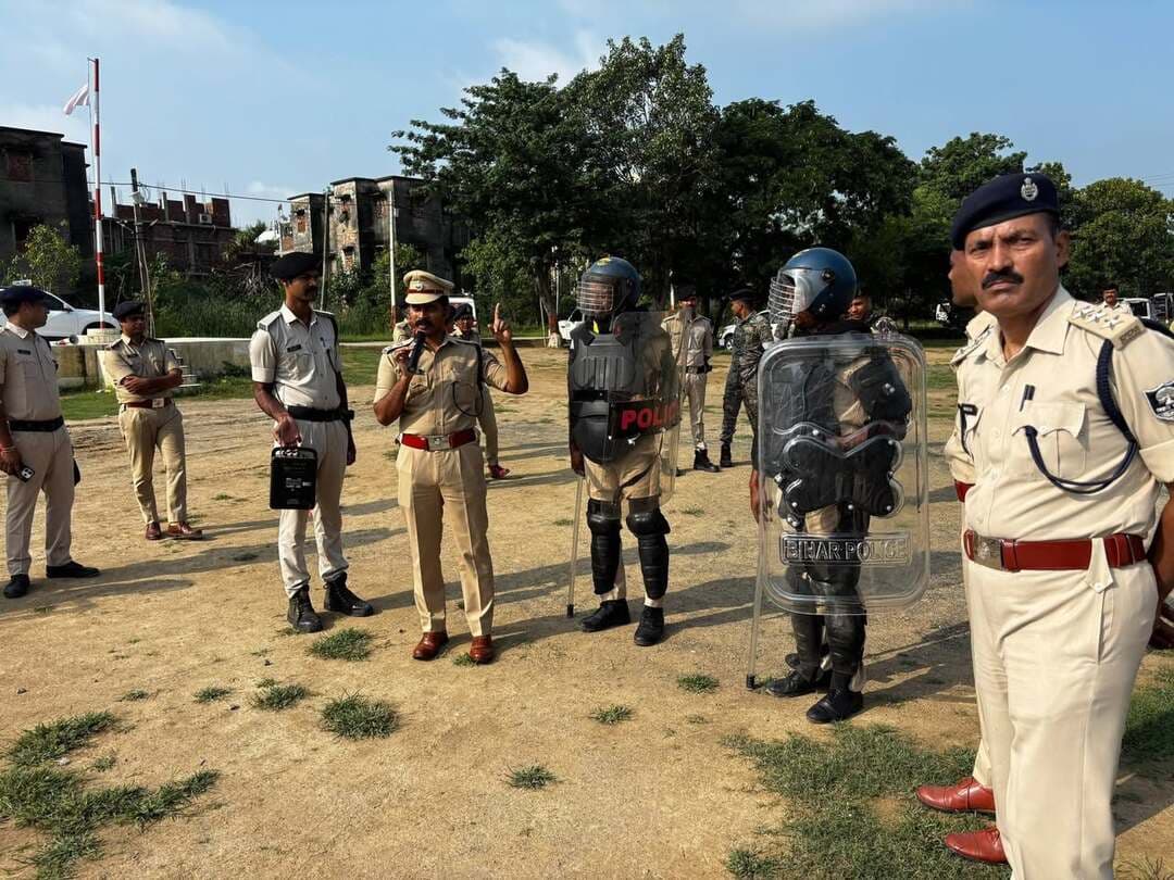 त्योहारों को लेकर पुलिस ने किया दंगा नियंत्रण का मॉक ड्रिल
जहानाबाद : आगामी पर्व-त्योहारों के मद्देनजर पुलिस ने विधि-व्यवस्था बनाए रखने की तैयारियां तेज कर दी हैं। इसी क्रम में मंगलवार को पुलिस केंद्र, जहानाबाद में दंगा नियंत्रण एवं भीड़ प्रबंधन को लेकर मॉक ड्रिल आयोजित की गई। पुलिस अधीक्षक के निर्देश पर आयोजित अभ्यास में पुलिसकर्मियों ने दंगा नियंत्रण की विभिन्न प्रक्रियाओं का अभ्यास किया।
मॉक ड्रिल के दौरान पुलिसकर्मी बॉडी प्रोटेक्टर, हेलमेट समेत अन्य आवश्यक सुरक्षा उपकरणों से लैस रहे। भीड़ को नियंत्रित करने, त्वरित प्रतिक्रिया देने और किसी भी आपात स्थिति में प्रभावी कार्रवाई करने का अभ्यास कराया गया। पुलिस अधीक्षक ने मॉक ड्रिल के दौरान बल की तैयारियों का निरीक्षण किया। उन्होंने पुलिसकर्मियों को भीड़ प्रबंधन, त्वरित प्रतिक्रिया और विधि-व्यवस्था बनाए रखने को लेकर आवश्यक दिशा-निर्देश दिए। पर्व-त्योहारों के दौरान संवेदनशील परिस्थितियों से निपटने के लिए पुलिस बल को पूरी तरह सतर्क रहने को कहा गया।