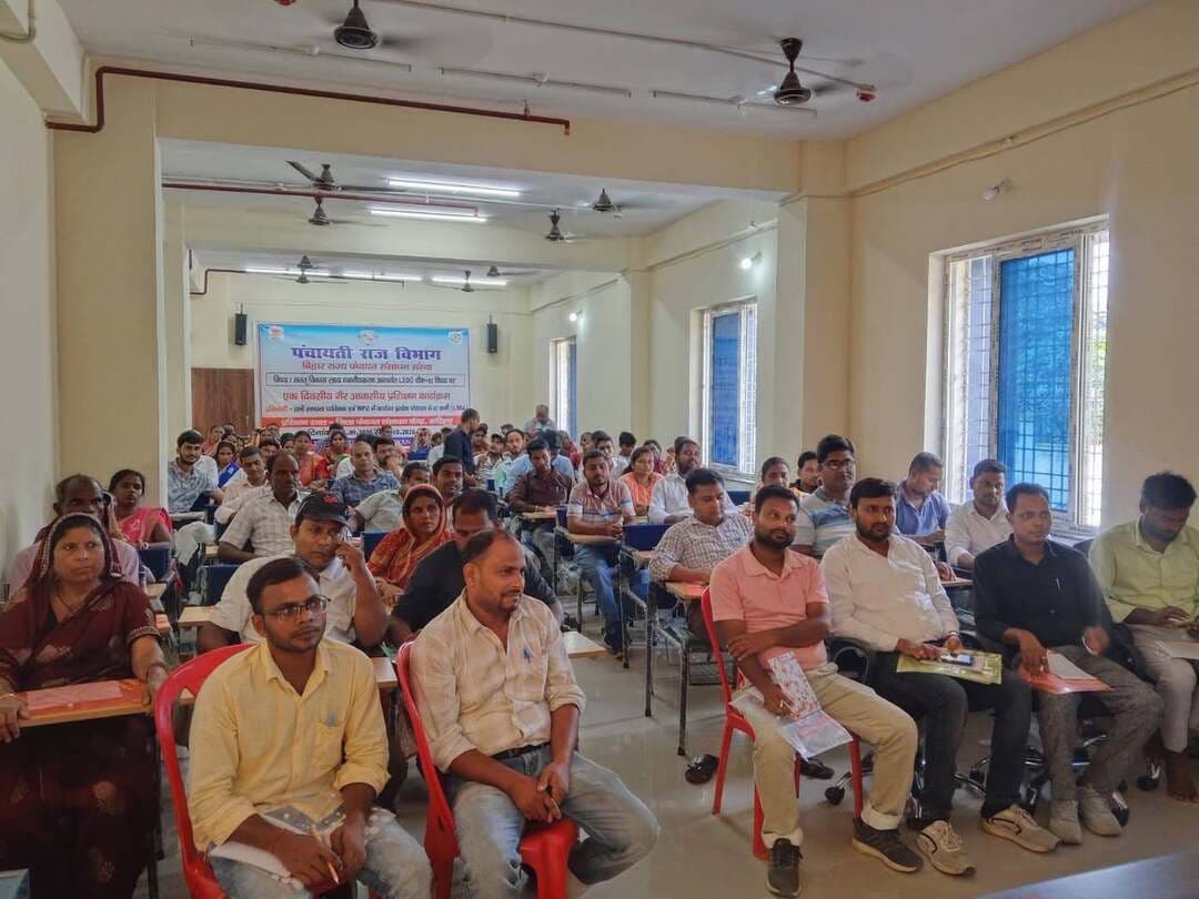 पंचायती राज विभाग, बिहार के तत्वावधान में BSPRI द्वारा कटिहार जिला में LSDG के थीम-2 — “स्वस्थ पंचायत” विषय पर प्रशिक्षण कार्यक्रम का आयोजन किया गया।
प्रशिक्षण के माध्यम से पंचायत प्रतिनिधियों एवं संबंधित कर्मियों को स्वास्थ्य सेवाओं की बेहतर पहुंच, स्वस्थ जीवनशैली तथा पंचायत स्तर पर स्वास्थ्य सुविधाओं को सुदृढ़ करने की दिशा में आवश्यक जानकारी एवं मार्गदर्शन प्रदान किया गया। इस प्रशिक्षण कार्यक्रम में ग्राम पंचायत सुपरवाइजर, सेनिटेशन वर्कर शामिल हुए।
Samrat Choudhary CMO Bihar Information & Public Relations Department, Government of Bihar @topfans
#CMOBihar #CMSamrat #katiharlife #कटिहार
#BiharPanchayatiRajDept