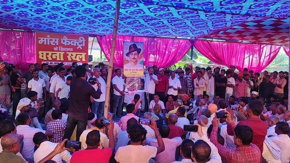 सिमराहा मांस फैक्ट्री बंद कराने की मांग पर उमड़ा जनसैलाब, हजारों लोगों का धरना प्रदर्शन!
#Simraha #SimrahaNews #Forbesganj #Araria #ArariaNews #ForbesganjNews #BiharNews #BiharBreaking #BreakingNews #DharnaPradarshan #Protest #JanAndolan #JantaKiAwaaz #MeatFactory #MeatFactoryProtest #FactoryBand #PublicDemand #LocalNews #HindiNews #BiharNews