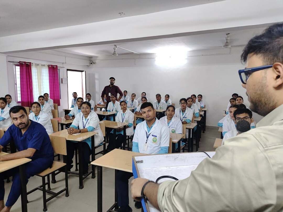 विश्व हृदय दिवस पर छात्रों को दी गई CPR और फर्स्ट एड की जानकारी
मऊ में विश्व हृदय दिवस के मौके पर प्रकाश हॉस्पिटल एंड ट्रॉमा सेंटर में छात्र-छात्राओं के लिए जागरूकता कार्यक्रम आयोजित किया गया। हृदय रोग विशेषज्ञ डॉ. विश्वजीत सिंह ने विद्यार्थियों को हार्ट अटैक के शुरुआती संकेतों और आपात स्थिति में उठाए जाने वाले जरूरी कदमों के बारे में बताया। उन्होंने कहा कि सीने में दर्द, सांस लेने में परेशानी, अधिक पसीना और बेचैनी जैसे लक्षणों को नजरअंदाज नहीं करना चाहिए। कार्यक्रम के दौरान अचानक हृदय गति रुकने की स्थिति में सीपीआर देने का तरीका समझाया गया। इसके अलावा चोकिंग होने पर तत्काल दी जाने वाली प्राथमिक सहायता की जानकारी भी दी गई। विद्यार्थियों को स्वस्थ खान-पान, नियमित व्यायाम और तनाव कम रखने के बारे में जागरूक किया गया। डॉक्टर ने बताया कि हृदय संबंधी आपात स्थिति में शुरुआती कुछ मिनट बेहद महत्वपूर्ण होते हैं और सही समय पर दी गई प्राथमिक सहायता जीवन बचाने में मददगार हो सकती है।