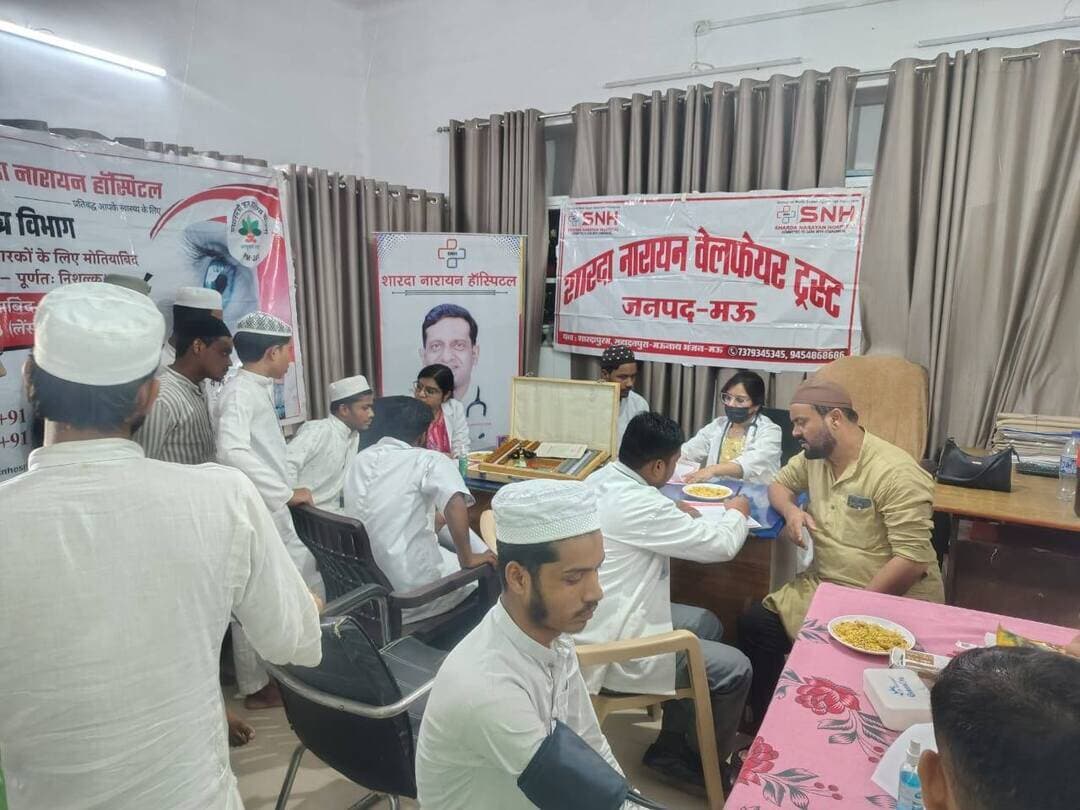 विश्व हृदय दिवस पर निःशुल्क चिकित्सा शिविर आयोजित
मऊ। विश्व हृदय दिवस के अवसर पर शारदा नारायण वेलफेयर ट्रस्ट की ओर से मदरसा जामिया मिताउल उलूम, शाही कटरा, मऊ में निःशुल्क चिकित्सा शिविर का आयोजन किया गया। शिविर में बड़ी संख्या में लोगों ने पहुंचकर स्वास्थ्य जांच का लाभ उठाया।
शिविर में निःशुल्क आंखों की जांच के साथ-साथ ब्लड प्रेशर, ब्लड शुगर, पीएफटी, लिपिड प्रोफाइल, सहित अन्य आवश्यक जांचों की सुविधा उपलब्ध कराई गई। जांच के बाद जरूरतमंद मरीजों को निःशुल्क दवाओं का वितरण भी किया जा रहा है।
शिविर में विशेषज्ञ चिकित्सकों ने मरीजों की जांच कर उन्हें स्वास्थ्य संबंधी आवश्यक परामर्श दिया। इस दौरान डॉ. विनिता सिंह (पेडियाट्रिक, एमडी) तथा डॉ. मालविका राय (डीएनबी) सहित चिकित्सकीय टीम मौजूद रही।
आयोजकों ने बताया कि शिविर का उद्देश्य लोगों को स्वास्थ्य के प्रति जागरूक करना तथा आर्थिक रूप से कमजोर वर्ग के लोगों को आवश्यक चिकित्सा जांच और उपचार की सुविधा उपलब्ध कराना है। शिविर में पहुंचे लोगों ने निःशुल्क स्वास्थ्य सेवाएं उपलब्ध कराने के लिए आयोजकों का आभार जताया।