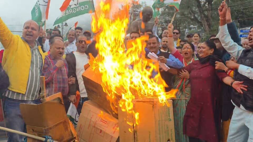 नैनीताल में सड़कों पर उतरी कांग्रेस- केंद्र सरकार का फूंका पुतला- एकजुटता के साथ बुलंद की आवाज
#Congress #nainitaldiaries #protest