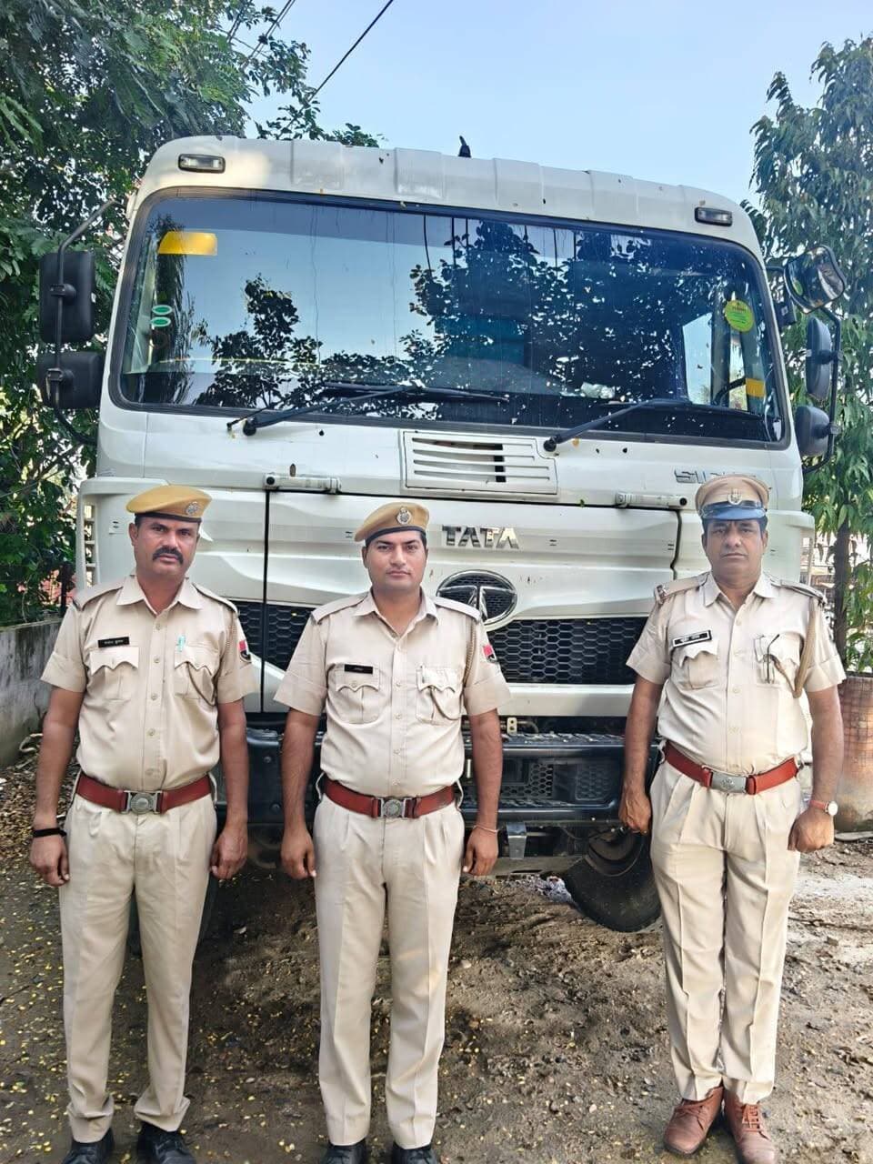 *डुप्लीकेट चाबी लगा महज पांच मिनट में 75 लाख कीमत का न्यू डंपर चोरी करने वाले अंतरराज्यीय गिरोह का पर्दाफाश, चोरी का डंपर बरामद*
*350 से अधिक CCTV फुटेज, तकनीकी साक्ष्य के आधार पर डीएसटी एवं राशमी थाना पुलिस की कार्रवाई*
*वाहन चोरी करने ओर खरीददार आरोपी नामजद,*
चित्तौड़गढ़, 28 सितंबर 2026। जिला स्पेशल टीम (चोरी निरोधक टीम) एवं राशमी थाना पुलिस ने 350 अधिक सीसीटीवी कैमरों की रिकॉर्डिंग के गहन विश्लेषण के आधार पर अंतरराज्यीय डंपर चोर गिरोह का पर्दाफाश करते हुए राशमी पहुना से चोरी हुआ करीब ₹75 लाख मूल्य का न्यू डंपर बरामद किया है। चोरी करने ओर चोरी के वाहनों की खरीद-फरोख्त में शामिल गिरोह के दो आरोपियों को नामजद किया गया। मुखबिर सूचना ओर तकनीकी अनुसंधान से पता लगा कि नियाज़ खान गुजरात द्वारा अपने दो साथियों के साथ चित्तौड़गढ़, राजसमंद मप्र सहित विभिन्न स्थानों से कई डंपर चोरी किये है। जिसका गिरफ्तारी के बाद खुलासा होगा
जिला पुलिस अधीक्षक श्री धर्मेन्द्र सिंह ने बताया कि 15 सितंबर 2026 को प्रार्थी कैलाश चंद्र गुर्जर निवासी दौलत पूरा भीलवाड़ा ने एक लिखित रिपोर्ट पेश कि की 14 सितंबर की मध्य रात्री लगभग पहुना नायरा पेट्रोल पंप के बाहर खड़ा न्यू डंपर किमत करीब 75 लाख रूपये को कुछ अज्ञात व्यक्ति द्वारा डुप्लीकेट चाबी बनाकर पांच मिनट में जीपीएस हैक करके चुरा कर ले गये है। आस-पास कॉफी तलाश की गई पर डंपर का कोई पता नहीं चला वगैरा रिपोर्ट पर प्रकरण थाना राशमी पर दर्ज कर अनुसंधान एएसआई धूडाराम द्वारा प्रारम्भ किया गया। पहुना राशमी से न्यू डंपर चोरी की घटना को गंभीरता से लेते हुए त्वरीत खुलासे के लिये अतिरिक्त पुलिस अधीक्षक गजेन्द्र सिंह जोधा एवं वृत्ताधिकारी गंगरार श्री उदयसिंह जी के निर्देशानुसार थानाधिकारी गेहरीलाल गुर्जर के नेतृत्व में थाना हाजा व जिला स्पेशल टीम (चोरी निरोधक टीम) चित्तौडगढ़ की एक विशेष टीम का गठन किया गया। मामले में चोरी की वारदात के खुलासे के लिये गठित टीम द्वारा नायरा पेट्रोल पंप में लगे हुऐ सीसीटीवी फूटेज व घटना स्थल से लेकर नीमच , मंदसौर, जावरा गोदरा, आनंद गुजरात तक करीब 350 से अधिक सीसीटीवी केमरों की रिकॉर्डिंग प्राप्त कर बारिकी से विश्लेषण कर तकनीकी साक्ष्य एवं ह्युमन इंटेलीजेंस का उपयोग करते हुऐ चोरी की घटना कारित करने के बाद अपने अन्य साथियों को बुलाकर चोरी किया गया डंपर को जावरा मप्र से लेने वाले सहित अन्य साथियों को नामजद किया ओर लगातार पीछा किया ,टीम लगातार 10 दिन तक सीसीटीवी फुटेज ओर नामजद आरोपियों की रेकी कर पीछे लगी रही, क्योंकि इलाका मुस्लिम बाहुल्य होने से टीम के साथी भी मुस्लिम ड्रेस ओर सिर पर टॉपी लगा रेकी करते रहे ओर पीछे लगे रहे जिससे मुलजिम डंपर को आनंद गुजरात के पास एक गोदाम के बाहर छोड़कर फरार हो गए जिनको नाम जद किया गया । अनुसंधान के दौरान एवं सीसीटीवी फुटेजो से पता लगा की इस तरह से अलग-अलग जिलों व राज्य से ओर भी डंपर चोरी की वारदात नियाज़ व उसके अन्य साथियों द्वारा करना पाया गया व उन चोरी के वाहनों को अपने दुसरे साथी छोटा उदयपुर गुजरात ओर आनंद गुजरात में बेचना पाया गया।
प्रकरण का अनुसंधान जारी है।
*कार्यवाही करने वाली टीम :-*
पुलिस थाना राशमी - थानाधिकारी गेहरीलाल गुर्जर, एएसआई धूडाराम,राजकुमार (साईबर सैल),कानि. अर्जुन, मनोज, सुभाष।
जिला विशेष टीम (चोरी निरोधक टीम):- रामावतार प्रभारी, सुनिल कुमार,दुर्गेश, हेमराज,पदम कुमार, राकेश, मनीष कुमार , साहिल गुर्जर, पुरखाराम