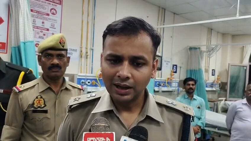 फतेहपुर में गैस सिलेंडर फटने से तेज धमाका हुआ...धमाके के बाद दो मंजिला मकान का भरभराकर गिर गया। चार लोगों की मौत हो गई है जबकि दो गंभीर रूप से घायल है। मलबे में कई लोगों के दबे होने की जानकारी है। रेस्क्यू ऑपरेशन चलाया जा रहा है।
#CMYogiAdityanath