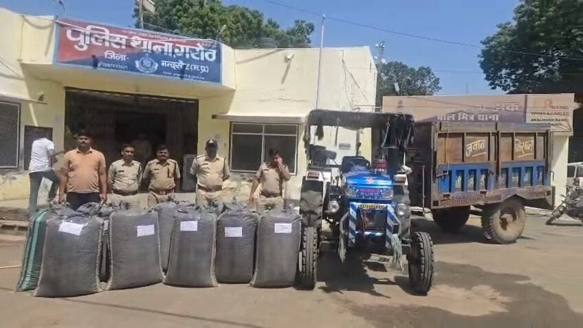गरोठ पुलिस द्वारा डोडाचुरा तस्करों पर बड़ी कार्रवाई बिना नम्बर के पावर ट्रेक कम्पनी के ट्रेक्टर मय ट्राली से अवैध मादक पदार्थ डोडाचुरा 221 किलो जप्त कर विधि विरुद्ध बालक को पकड़ा।
श्रीमान पुलिस अधीक्षक महोदय मंदसौर श्री विनोद कुमार मीणा के अवैध मादक पदार्थ की तस्करी करने वाले वालों के खिलाफ सख्त कार्यवाही करने हेतु जिले के सभी थाना प्रभारियों को आदेशित किया गया। जिसके पालन में श्रीमान अतिरिक्त पुलिस अधीक्षक गरोठ राम स्नेही मिश्रा, SDOP महोदय गरोठ श्री विजय कुमार यादव के मार्गदर्शन एवं थाना प्रभारी गरोठ उनि बलवीर सिंह यादव के कुशल निर्देशन में दिये गये दिशा निर्देशों का पालन करते हुए सउनि जसरा जासिंह चंदेल व उनकी टीम द्वारा ट्रेक्टर ट्राली में 221 किलोग्राम अवैध मादक पदार्थ डोडाचुरा कीमत 442000 रुपये सहित 01 विधि विरुद्ध बालक को पकड़ा।
घटना का विवरण :- दिनांक 29.09.2026 को मुखबीर सूचना प्राप्त हुई कि गोविन्द पिता विष्णु निवासी नारिया बुजुर्ग का अपने साथी के साथ मिलकर एक बिना नम्बर के पावर ट्रेक कम्पनी के ट्रेक्टर मय ट्राली में अवैध मादक पदार्थ डोडाचुरा भरकर ग्राम मोलाखेड़ी तरफ से बड़िया अमरा तरफ जाने वाला है। सूचना विश्वसनीय होने से सउनि जसरा जासिंह चंदेल द्वारा मुखबीर सूचना पर कार्यवाही करते हुए ग्राम गोपालपुरा तालाब की पाल पर नाकाबंदी कर उक्त ट्रेक्टर ट्राली से 9 काले रंग के प्लास्टिक के कट्टे में कुल 221 किलोग्राम अवैध मादक पदार्थ डोडाचुरा कीमत 442000 रुपये, 02 मोबाइल फोन तथा ट्रेक्टर ट्राली को जप्त कर तस्करी कर रहे विधि विरुद्ध बालक को पुलिस अभिरक्षा में लिया।
मौके से ट्रेक्टर चालक गोविन्द पिता विष्णु निवासी नारिया बुजुर्ग भागने में सफल रहा। थाना वापसी पर आरोपी गोविन्द पिता विष्णु निवासी नारिया बुजुर्ग व विधि विरुद्ध बालक के विरुद्ध थाना गरोठ पर अपराध क्रमांक 394/2026 धारा 8/15 एनडीपीएस एक्ट का पंजीबद्ध किया गया। प्रकरण में विवेचना जारी है।
विधि विरुद्ध बालक :- 01
फरार आरोपी :- गोविन्द पिता विष्णु निवासी नारिया बुजुर्ग
जप्त मशरूका :- अवैध मादक पदार्थ डोडाचुरा 221 किलोग्राम कीमत 442000 रुपये, 02 मोबाइल फोन कीमत 20000 रुपये, बिना नम्बर के पावर ट्रेक कम्पनी के ट्रेक्टर मय ट्राली कीमत 800000 रुपये।
सराहनीय कार्य :- उक्त कार्यवाही में थाना प्रभारी गरोठ उनि बलवीर सिंह यादव एवं सउनि जसरा जासिंह चंदेल तथा टीम का सराहनीय योगदान रहा।