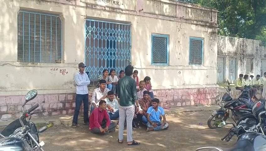 सीतामऊ विधार्थी परिषद द्वारा बीईओ ऑफिस को ताला लगाया ,फर्जी नियुक्ति मामले में