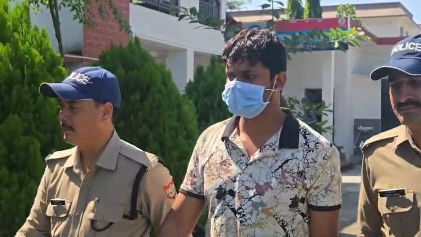 BIG BREAKING:: हैप्पी हत्याकांड में पुलिस का ‘शिकार’ पूरा, तमंचे संग इस्तकार गिरफ्तार—बाकी आरोपी अभी फरार! - Bahadrabad News
=================
_*पूरी ख़बर पढ़ने के लिए नीचे दी गई ब्लू लाइन पर क्लिक करें।*_
👇👇 *(वीडियो देखें)*
https://bahadrabadnews.com/big-breaking-हैप्पी-हत्याकांड-में-पु/
*"बहादराबाद न्यूज़/ की खबरे व्हाट्सएप पर पाने के 👇लिए ग्रुप से जुड़े.. क्लिक करे!*
https://chat.whatsapp.com/JRJhdKtAfvYEyJxTAHmU0W
=================
_*News by -SHAJAD ALI*_