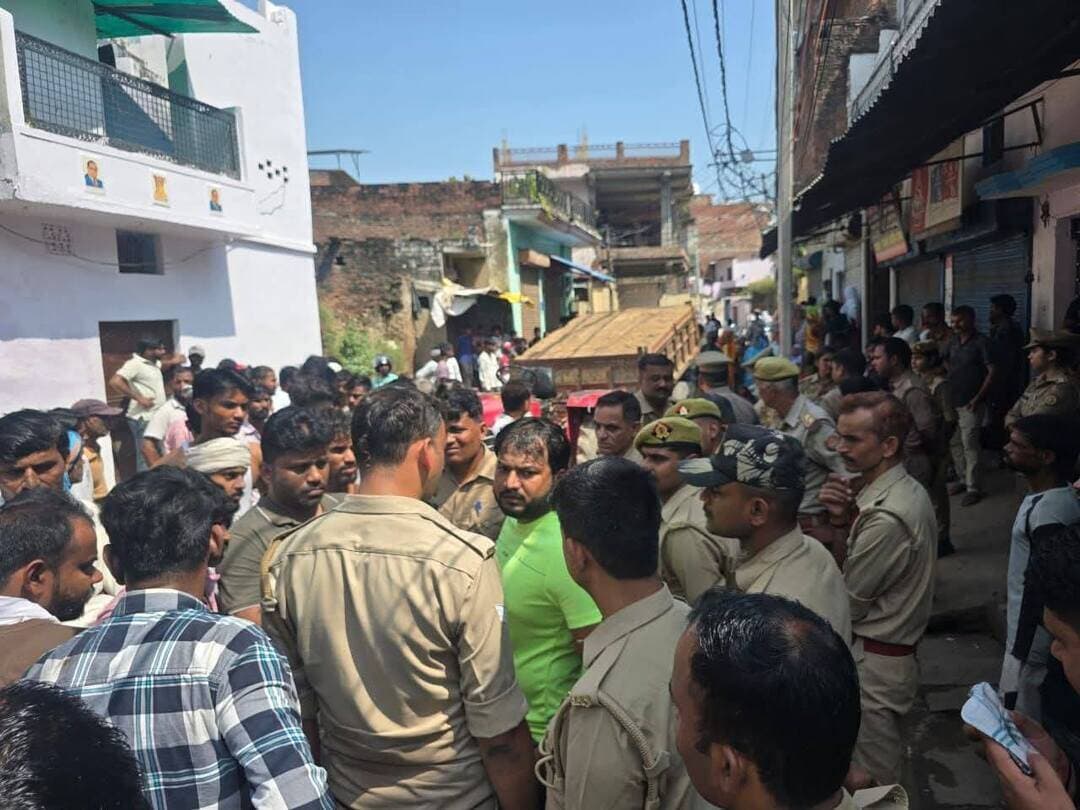 #प्रयागराज में ट्रैक्टर की चपेट में आने से छात्र की मौत, चालक फरार!
=========================
गया दर्पण न्यूज़ हिंदी दैनिक दिनांक 29 सितंबर 2026 दिन मंगलवार संवाददाता समीर अहमद
=========================
#प्रयागराज के धूमनगंज थाना क्षेत्र में मंगलवार सुबह दर्दनाक सड़क हादसे में एक छात्र की मौत हो गई।
#हादसा भोला का पुरवा स्थित काली मंदिर के पास करीब 9:30 बजे हुआ। बताया गया कि छात्र साइकिल से कहीं जा रहा था, तभी वह बालू लदे ट्रैक्टर की चपेट में आ गया।
#हादसे के बाद स्थानीय लोगों ने ट्रैक्टर को रोक लिया, लेकिन चालक मौके से फरार हो गया। सूचना पर धूमनगंज थाना पुलिस मौके पर पहुंची और ट्रैक्टर को कब्जे में लेकर जांच शुरू की। मृतक की पहचान भोला का पुरवा निवासी छात्र प्रिंस भारतीय के रूप में हुई।
#घटना से आक्रोशित लोगों ने सुलैम सराय में धर्मवीर गली के पास हाईवे पर जाम लगा दिया और आरोपी चालक की गिरफ्तारी की मांग की। पुलिस ने मौके पर पहुंचकर परिजनों व ग्रामीणों को समझाने का प्रयास किया। लोगों का कहना है कि आरोपी चालक की गिरफ्तारी होने तक जाम नहीं खोला जाएगा।
#Prayagraj #PrayagrajNews #Dhoomanganj #RoadAccident #UttarPradesh #BreakingNews #LocalNews #PrayagrajCity #AccidentNews