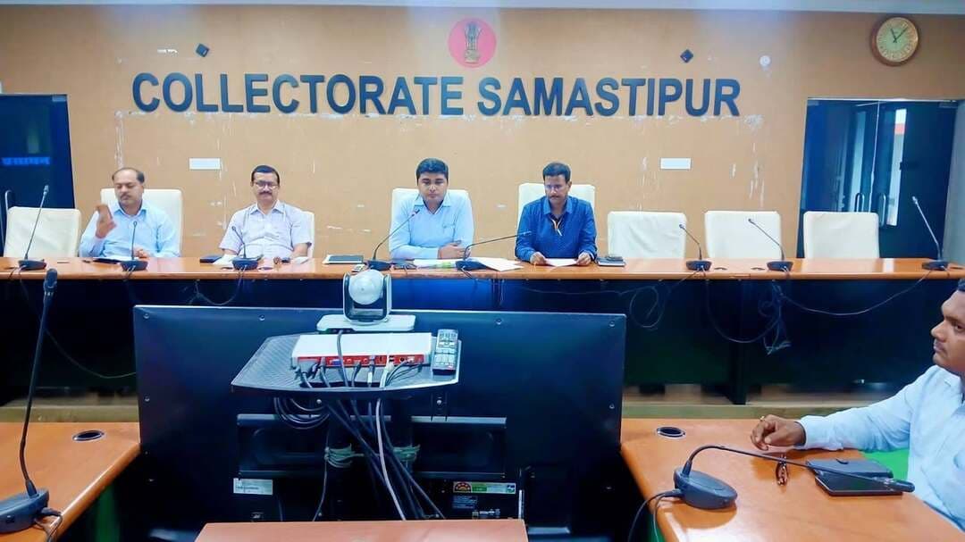 सेवा संकल्प एवं कायाकल्प अभियान की समीक्षात्मक बैठक
समाहरणालय, समस्तीपुर
दिनांक: 29 सितंबर 2026
सेवा संकल्प एवं कायाकल्प अभियान की तैयारियों की उप विकास आयुक्त ने की समीक्षा...
समस्तीपुर। उप विकास आयुक्त, समस्तीपुर श्री सूर्य प्रताप सिंह की अध्यक्षता में आज समाहरणालय सभागार में सेवा संकल्प एवं कायाकल्प अभियान की तैयारियों एवं कार्ययोजना की विस्तृत समीक्षात्मक बैठक आयोजित की गई। बैठक में अभियान के तहत विभिन्न विभागों द्वारा किए जा रहे कार्यों, निर्धारित गतिविधियों तथा आगामी कार्यक्रमों की तैयारियों की विभागवार समीक्षा की गई।
उप विकास आयुक्त ने बैठक में उपस्थित विभिन्न विभागों के पदाधिकारियों से उनके विभाग द्वारा तैयार की गई कार्ययोजना, निर्धारित लक्ष्यों एवं कार्यक्रमों के क्रियान्वयन के संबंध में विस्तृत जानकारी ली तथा आवश्यक दिशा-निर्देश दिए। शिक्षा विभाग के कार्यक्रम पदाधिकारी श्री शुभम कुमार, जिला कार्यक्रम पदाधिकारी, आईसीडीएस श्रीमती सुनीता कुमारी, डीपीएम जीविका श्री विक्रांत कुमार, जिला कला एवं संस्कृति पदाधिकारी श्रीमती जूही सहित अन्य पदाधिकारियों द्वारा अपने-अपने विभाग की कार्ययोजना एवं तैयारियों के संबंध में जानकारी दी गई।
बैठक के दौरान दिनांक 30 सितंबर 2026 को जिले के आदर्श विद्यालयों में आयोजित होने वाले कार्यक्रमों की तैयारियों की भी विस्तृत समीक्षा की गई। उप विकास आयुक्त ने संबंधित पदाधिकारियों को कार्यक्रमों का सफल एवं व्यवस्थित आयोजन सुनिश्चित करने, निर्धारित गतिविधियों का प्रभावी क्रियान्वयन करने तथा आपसी समन्वय के साथ सभी आवश्यक तैयारियां समय पर पूर्ण करने का निर्देश दिया।
उन्होंने कहा कि अभियान के उद्देश्यों को धरातल पर प्रभावी रूप से लागू करने के लिए सभी संबंधित विभाग आपसी समन्वय स्थापित करते हुए निर्धारित कार्ययोजना के अनुरूप कार्य करें। कार्यक्रमों के सफल आयोजन के साथ-साथ उनकी गुणवत्ता एवं व्यापक जनभागीदारी पर भी विशेष ध्यान देने का निर्देश दिया गया।
बैठक में जिला स्तरीय पदाधिकारियों में अपर समाहर्ता, समस्तीपुर श्री ब्रजेश कुमार, नगर आयुक्त, समस्तीपुर श्री गौतम कुमार, जिला जनसंपर्क पदाधिकारी श्री रजनीश कुमार राय, निदेशक डीआरडीए श्री आशुतोष आनंद सहित सभी संबंधित जिला स्तरीय पदाधिकारी समाहरणालय सभागार में भौतिक रूप से उपस्थित रहे।
वहीं, क्षेत्रीय स्तर के पदाधिकारी अपने-अपने अनुमंडल एवं प्रखंड मुख्यालयों से वीडियो कॉन्फ्रेंसिंग के माध्यम से बैठक में जुड़े तथा अभियान से संबंधित तैयारियों एवं कार्ययोजना के संबंध में आवश्यक जानकारी साझा की।
बैठक के अंत में उप विकास आयुक्त ने सभी संबंधित पदाधिकारियों को निर्धारित कार्यक्रमों एवं गतिविधियों का समयबद्ध एवं प्रभावी क्रियान्वयन सुनिश्चित करने का निर्देश दिया।
सेवा संकल्प से जनभागीदारी तक—विकास और बदलाव की दिशा में समन्वित प्रयास। 🌱
#सेवासंकल्पअभियान #कायाकल्पअभियान #जिलाप्रशासनसमस्तीपुर #समस्तीपुर #सेवासंकल्प #कायाकल्प #जनभागीदारी #सुशासन #विकास #समन्वय #आदर्शविद्यालय #स्वच्छसमस्तीपुर #BiharGovernment