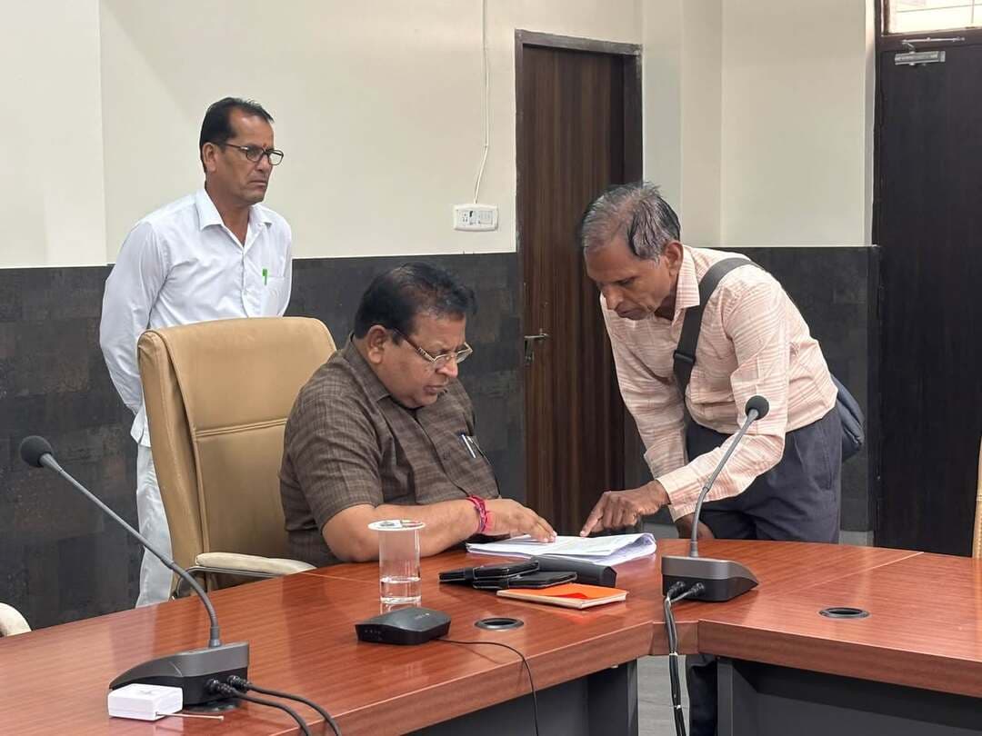 जिले में विभिन्न कार्यालयों में हुई जनसुनवाई
अधिकारियों ने सुनी आमजन की समस्याएं
प्रत्येक मंगलवार को आयोजित होने वाली जनसुनवाई के तहत आज जिले में विभिन्न विकेन्द्रीकृत केन्द्रों पर जनसुनवाई आयोजित की गई। प्रातः 11:00 बजे से दोपहर 01:00 बजे तक आयोजित जनसुनवाई में अधिकारियों ने आमजन की समस्याएं सुनी तथा प्राप्त आवेदनों के निराकरण के लिए आवश्यक कार्यवाही की।
नगर पालिक निगम रतलाम क्षेत्र कार्यालय, रतलाम, जावरा, सैलाना एवं आलोट अनुविभाग कार्यालय तथा बाजना एवं पिपलौदा विकासखंड कार्यालय में जनसुनवाई आयोजित हुई। संबंधित अनुविभागीय अधिकारी राजस्व, जनपद पंचायतों के मुख्य कार्यपालन अधिकारी तथा अन्य विभागीय अधिकारियों द्वारा आवेदकों की समस्याएं सुनी गईं।
जनसुनवाई में राजस्व, पंचायत एवं ग्रामीण विकास, खाद्य, सामाजिक न्याय, स्वास्थ्य, महिला एवं बाल विकास, शिक्षा, कृषि, विद्युत सहित विभिन्न विभागों से संबंधित आवेदन प्राप्त हुए। अधिकारियों द्वारा आवेदनों को दर्ज कर आवश्यक कार्यवाही की गई तथा जिन प्रकरणों का निराकरण मौके पर संभव था, उनका निराकरण किया गया।
#jansampark #ratlam
#MadhyaPradesh