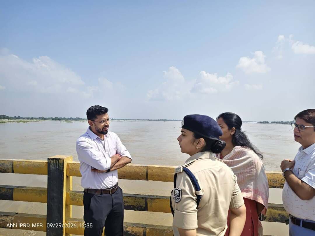 *गंडक नदी में बढ़ते जलस्राव को लेकर जिलाधिकारी ने किया तटबंधों का निरीक्षण*
*रतनपुर डीही एवं रेवा घाट के संवेदनशील स्थलों का लिया जायजा, अधिकारियों को अलर्ट मोड में रहने का निर्देश*
नेपाल के गंडक नदी के जलग्रहण क्षेत्रों में विगत कई दिनों से हो रही अतिवृष्टि के कारण गंडक नदी में बढ़ रहे अत्यधिक जलस्राव को देखते हुए जिलाधिकारी, मुजफ्फरपुर श्री कुमार गौरव ने आज गंडक नदी के तटबंधों के संवेदनशील स्थलों का निरीक्षण किया। जिलाधिकारी ने रतनपुर डीही एवं रेवा घाट पहुंचकर तटबंधों की स्थिति, नदी के जलस्तर एवं संवेदनशील बिंदुओं का जायजा लिया तथा संबंधित अधिकारियों से वर्तमान स्थिति की जानकारी ली।
निरीक्षण के दौरान जिलाधिकारी ने सरैया, पारू एवं साहेबगंज के अंचल अधिकारियों (सीओ) को सरकार द्वारा निर्धारित दिशा-निर्देशों एवं मानक संचालन प्रक्रिया (SOP) के अनुरूप राहत एवं बचाव कार्यों के लिए पूर्णतः अलर्ट मोड में रहने का निर्देश दिया। उन्होंने अधिकारियों को अपने-अपने क्षेत्र में लगातार भ्रमण कर स्थिति पर नजर रखने तथा किसी भी आकस्मिक परिस्थिति में तत्काल कार्रवाई सुनिश्चित करने को कहा।
*जिला प्रशासन पूरी तरह तैयार, लोगों से सजग एवं सतर्क रहने की अपील*
जिलाधिकारी श्री कुमार गौरव ने कहा कि नेपाल के तराई क्षेत्र एवं गंडक नदी के जलग्रहण क्षेत्र में हो रही भारी वर्षा के मद्देनजर बिहार में विशेष सतर्कता बरती जा रही है। जिला प्रशासन द्वारा संभावित बाढ़ की स्थिति से निपटने के लिए सभी आवश्यक तैयारियां सुनिश्चित की गई हैं।
उन्होंने आम लोगों से अपील करते हुए कहा कि लोग पैनिक न हों, लेकिन सजग एवं सतर्क रहें। किसी भी आपात स्थिति से निपटने के लिए संपूर्ण आपदा प्रबंधन तंत्र पूरी तरह सक्रिय है। आपदा प्रबंधन विभाग द्वारा निर्धारित SOP के अनुसार आवश्यक व्यवस्थाएं की गई हैं। NDRF एवं SDRF की टीमें भी अलर्ट मोड में हैं।
जिलाधिकारी ने अधिकारियों को तटबंधों एवं नदी के संवेदनशील स्थलों की निरंतर निगरानी करने तथा स्थानीय लोगों से नियमित संवाद स्थापित कर जमीनी स्थिति की जानकारी एवं फीडबैक प्राप्त करने का निर्देश दिया। उन्होंने कहा कि क्षेत्रीय पदाधिकारी स्थिति के अनुसार तत्काल रिस्पॉन्ड करें और किसी भी प्रकार की सूचना मिलने पर बिना विलंब आवश्यक कार्रवाई सुनिश्चित करें।
*नदी के जलस्तर, वर्षापात एवं मौसम संबंधी सूचनाओं पर लगातार नजर रखने का निर्देश*
जिलाधिकारी ने कहा कि सभी संबंधित पदाधिकारी नदियों के जलस्तर, मौसम विभाग से प्राप्त सूचनाओं तथा वर्षापात के आंकड़ों पर लगातार नजर रखें। उन्होंने स्पष्ट निर्देश दिया कि किसी भी संभावित खतरे की स्थिति में प्रशासनिक स्तर पर त्वरित कार्रवाई सुनिश्चित होनी चाहिए।
उन्होंने कहा कि SOP के अनुसार अंचलाधिकारी, थाना प्रभारी, अनुमंडल पदाधिकारी एवं अनुमंडल पुलिस पदाधिकारी अपने-अपने क्षेत्र में सक्रिय रहेंगे तथा आवश्यकता पड़ने पर तत्काल रिस्पॉन्ड करेंगे। उन्होंने सभी अधिकारियों को क्षेत्र में लगातार सक्रिय रहते हुए स्थानीय स्तर पर उत्पन्न होने वाली किसी भी समस्या का त्वरित समाधान सुनिश्चित करने का निर्देश दिया।
*सभी विभागों को मिशन मोड में कार्य करने का निर्देश*
जिलाधिकारी ने कहा कि संभावित बाढ़ की स्थिति को देखते हुए सभी संबंधित विभागों के पदाधिकारियों को आपस में बेहतर समन्वय स्थापित करते हुए मिशन मोड में कार्य करने का निर्देश दिया गया है।
उन्होंने कहा कि यदि बाढ़ की स्थिति उत्पन्न होती है तो प्रभावित लोगों के जान-माल की सुरक्षा एवं ससमय राहत पहुंचाना जिला प्रशासन की सर्वोच्च प्राथमिकता होगी। इसके लिए जल संसाधन विभाग, स्वास्थ्य विभाग, कृषि विभाग, पशुपालन विभाग, पीएचईडी, पंचायती राज विभाग, ग्रामीण विकास विभाग सहित सभी संबंधित विभागों को आपसी समन्वय एवं सार्थक संवाद बनाए रखने का निर्देश दिया गया है।
उन्होंने अधिकारियों को निर्देश दिया कि परिस्थितियों के अनुरूप आवश्यक संसाधनों एवं मानवबल की उपलब्धता सुनिश्चित रखें तथा जरूरत पड़ने पर राहत एवं बचाव कार्यों को तत्काल प्रभाव से संचालित किया जाए।
*अफवाहों पर ध्यान न दें, केवल प्रशासनिक सूचनाओं पर करें भरोसा*
जिलाधिकारी ने आम लोगों से विशेष अपील करते हुए कहा कि किसी भी प्रकार की अफवाह पर ध्यान न दें और न ही अपुष्ट, अप्रामाणिक एवं भ्रामक सूचनाओं को प्रसारित करें। उन्होंने कहा कि बाढ़ या जलस्तर से संबंधित किसी भी सूचना के लिए केवल जिला प्रशासन एवं सरकार द्वारा जारी आधिकारिक सूचनाओं पर ही भरोसा करें।
उन्होंने लोगों से बाढ़ की स्थिति में सरकार द्वारा जारी एडवाइजरी एवं प्रशासन द्वारा दिए जा रहे दिशा-निर्देशों का पालन करने की अपील की। उन्होंने कहा कि जिला प्रशासन की ओर से स्थिति पर लगातार नजर रखी जा रही है और आवश्यकता के अनुसार तत्काल सभी जरूरी कदम उठाए जाएंगे।
जिलाधिकारी ने दोहराया कि जिला प्रशासन संभावित बाढ़ की किसी भी परिस्थिति से निपटने के लिए पूरी तरह सजग, सक्रिय एवं तत्पर है तथा आम नागरिकों की सुरक्षा प्रशासन की सर्वोच्च प्राथमिकता है।
*किसी भी प्रकार की आपातकालीन स्थिति में सहायता के लिए संपर्क करें*:
(1) जिला आपातकालीन संचालन केन्द्र, मुजफ्फरपुर : 0621-2212007
(2) राज्य आपातकालीन संचालन केंद्र, आपदा प्रबंधन विभाग, बिहार सरकार, पटना: हेल्पलाइन नंबर: 0612-2294204/205, आपातकालीन सहायता नंबर 1070
#CMSamrat
#samratchaudhary
CMO Bihar
Information & Public Relations Department, Government of Bihar
Disaster Management Department Govt. of Bihar